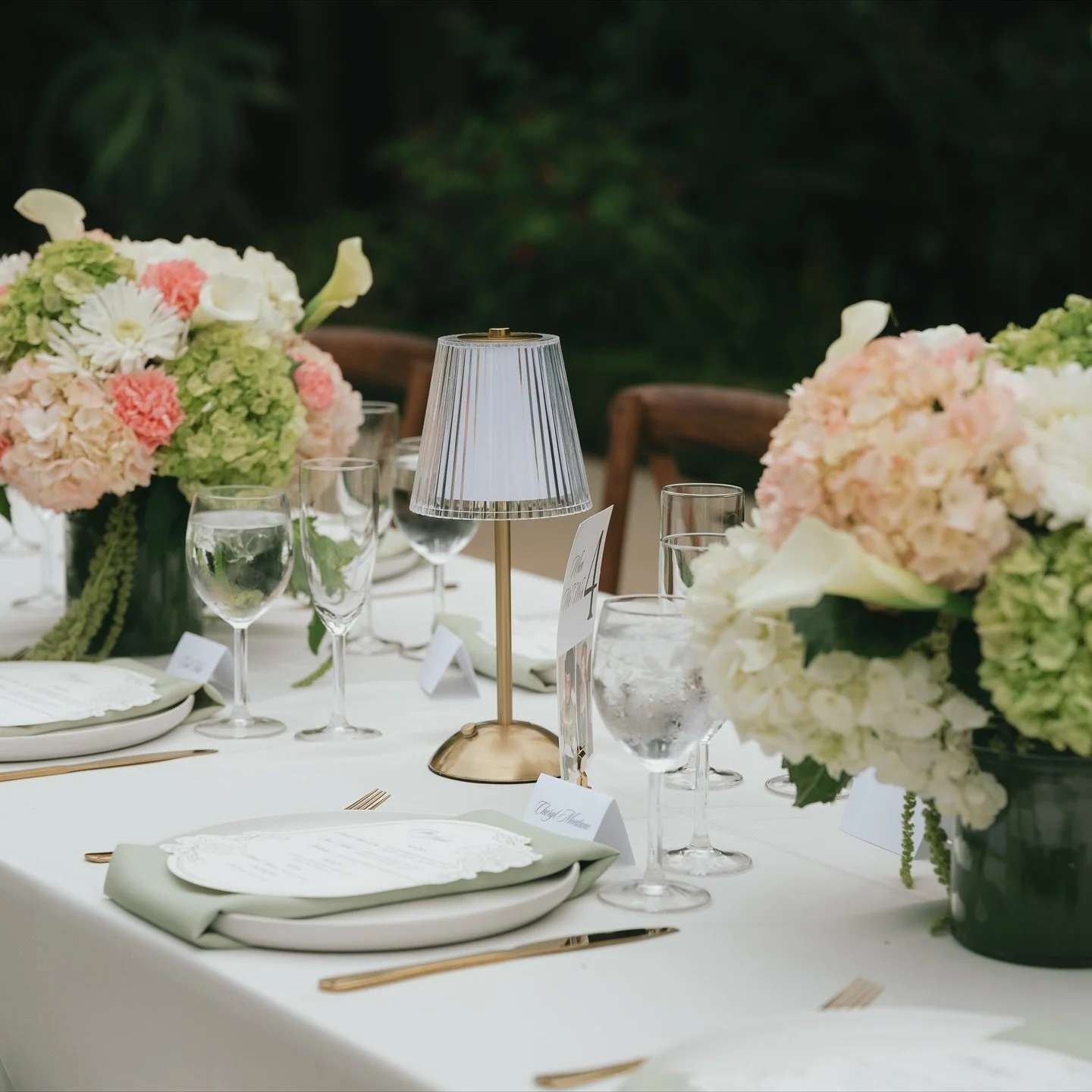 A quiet moment of design done right. Soft textures, balanced florals, and a table that feels effortless but intentional. This is the kind of simplicity that still makes a statement.

Coordination: @teardropweddingevents 
Photographer: @chaedphoto 
Br