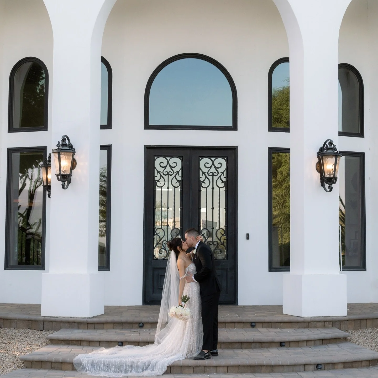Thoughtful design, timeless architecture and the right atmosphere turns a wedding into an experience, not just an event. 🤍✨#zendaestate #palmspringswedding 
&mdash;&mdash;&mdash;&mdash;&mdash;&mdash;&mdash;&mdash;&mdash;&mdash;&mdash;&mdash;&mdash;&