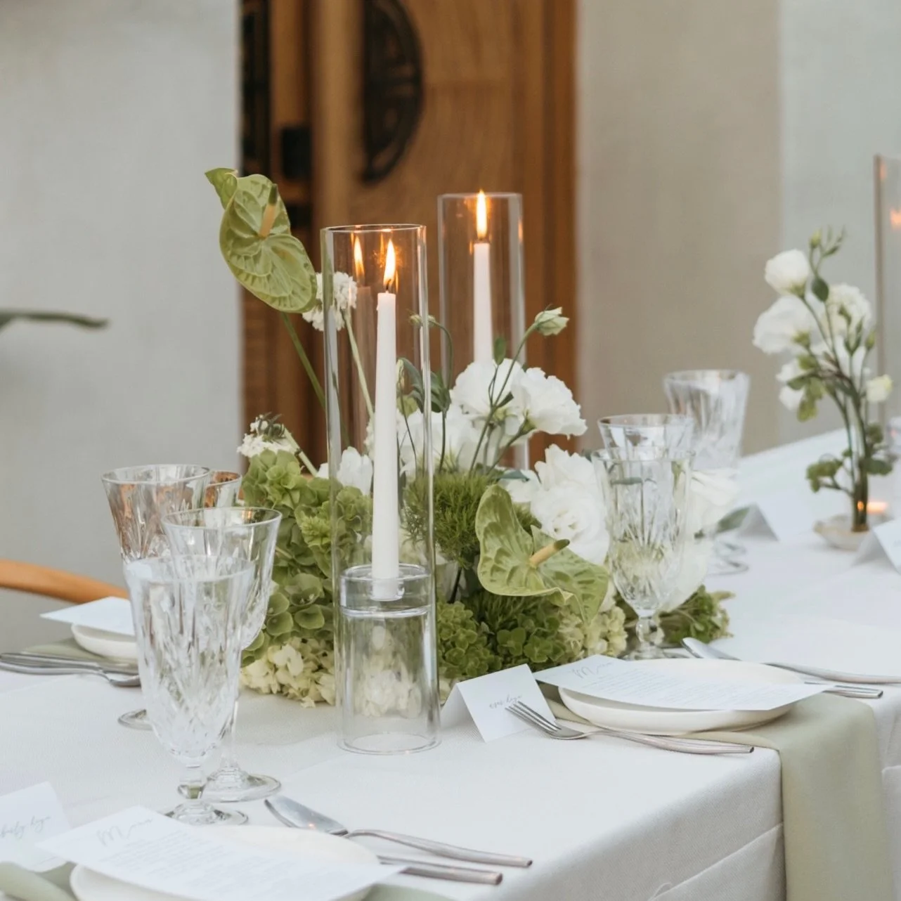Your tablescape sets the tone for the entire reception. Not just how it looks, but how it feels to sit there. 🤍

Planning: @teardropweddingevents 
Venue: @terrapalmsprings 
Florist: @arroyo_arrangements 
Photographer: @symboll 
&mdash;&mdash;&mdash;