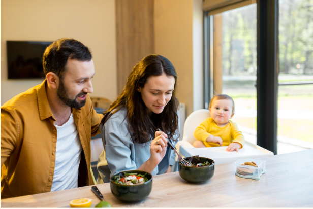 Inclure bébé aux repas : bien plus que manger