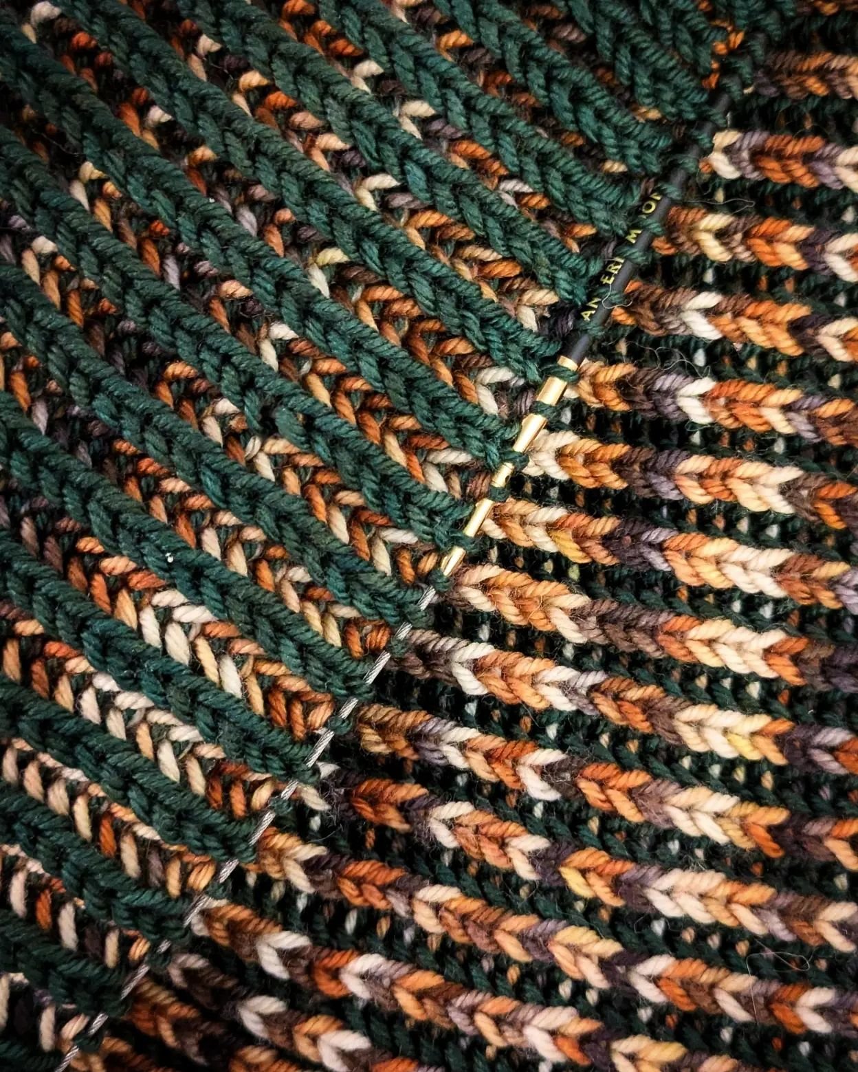 My emotional support knitting project for the week is just about finished. 🖤 Studies have shown that the act of knitting and crochet help reduce cortisol... So I'm knitting knitting knitting my heart out.

I'm working on the #TheLayersCowl by @bebop