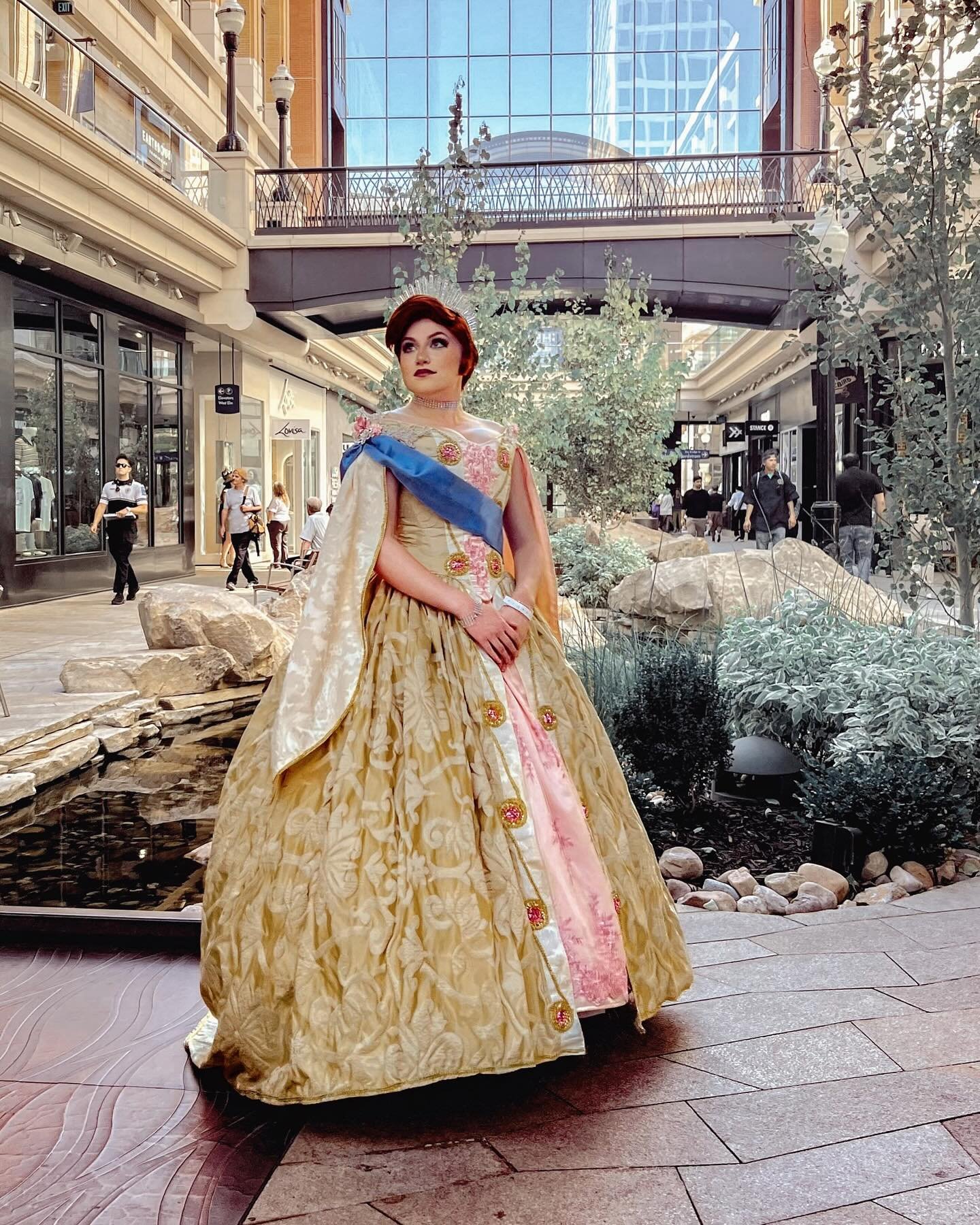 Day 2 of FanX! Friday, Sept 27th

What a gloriously artsy day! We arrived at FanX a few hours later than the day before (you&rsquo;ll see a pattern start to form HAHA) and spent most of our day exploring Artists Alley. This is by far one of the of my