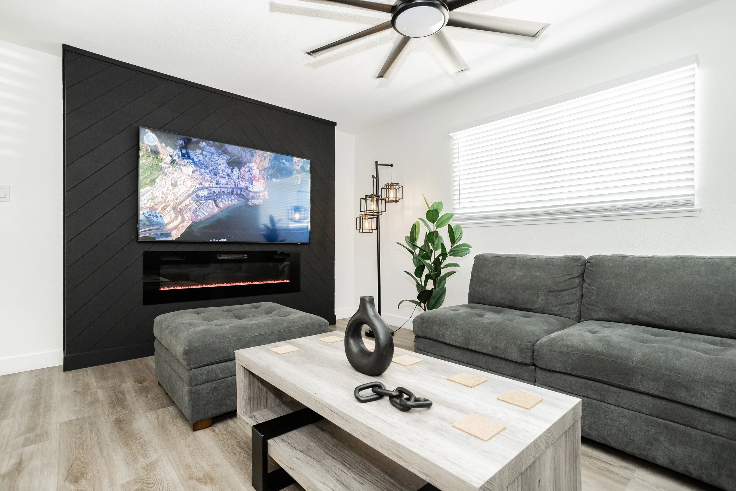 4260 El Campana Way-6.jpg