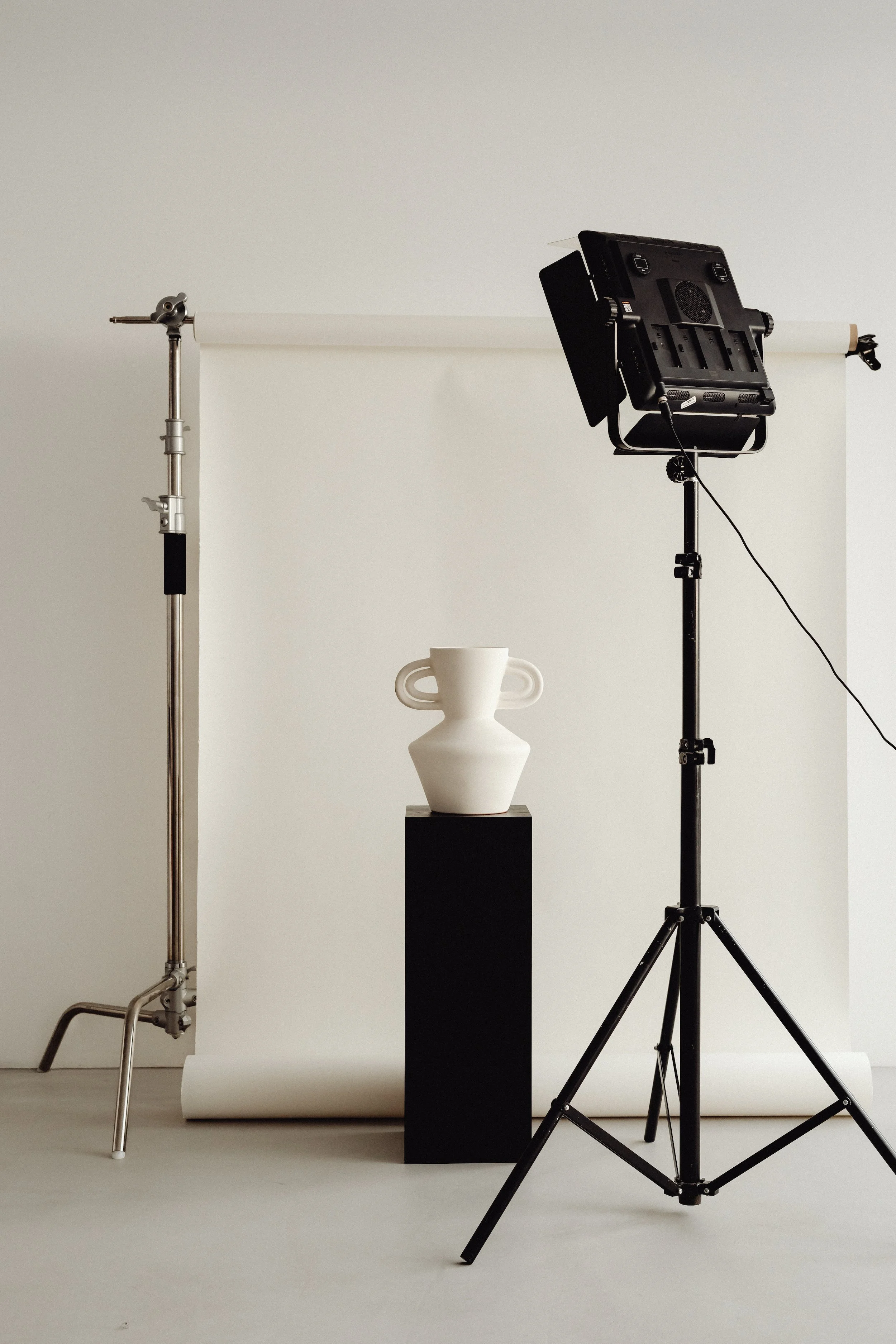 kaboompics_photo-studio-interior-c-stand-lighting-tripod-photo-backdrop-led-lamp-29840.jpg