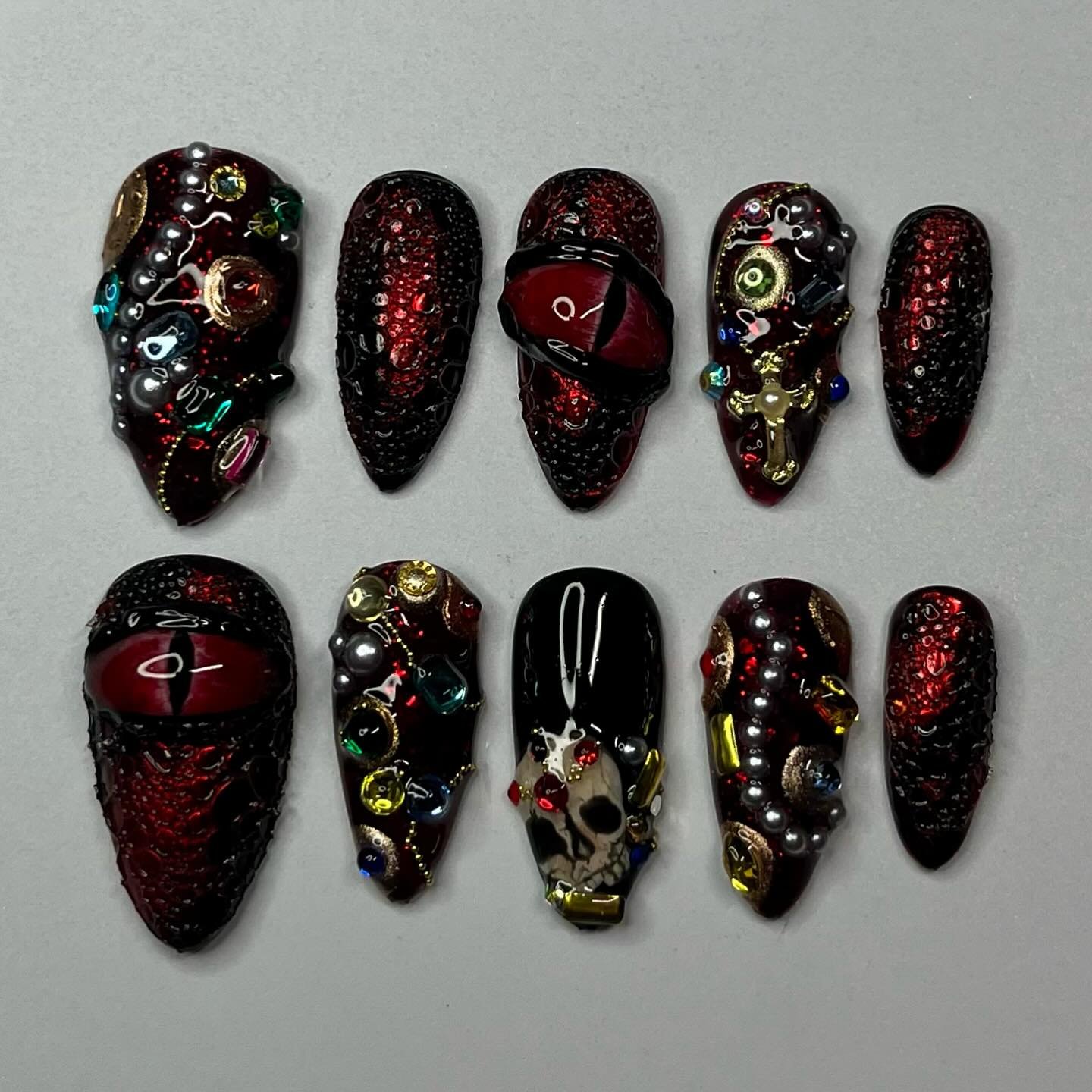 Dragons Hoard 🐉💎

#nails #nailsnailsnails #almondnails #nailsofinstagram #nailsoftheday #nailinspo #dragon #dragons #gamer #gamergirls #rednails #chrome #fantasynails #booklover #pressons #pressonnails #nailart #explorepage