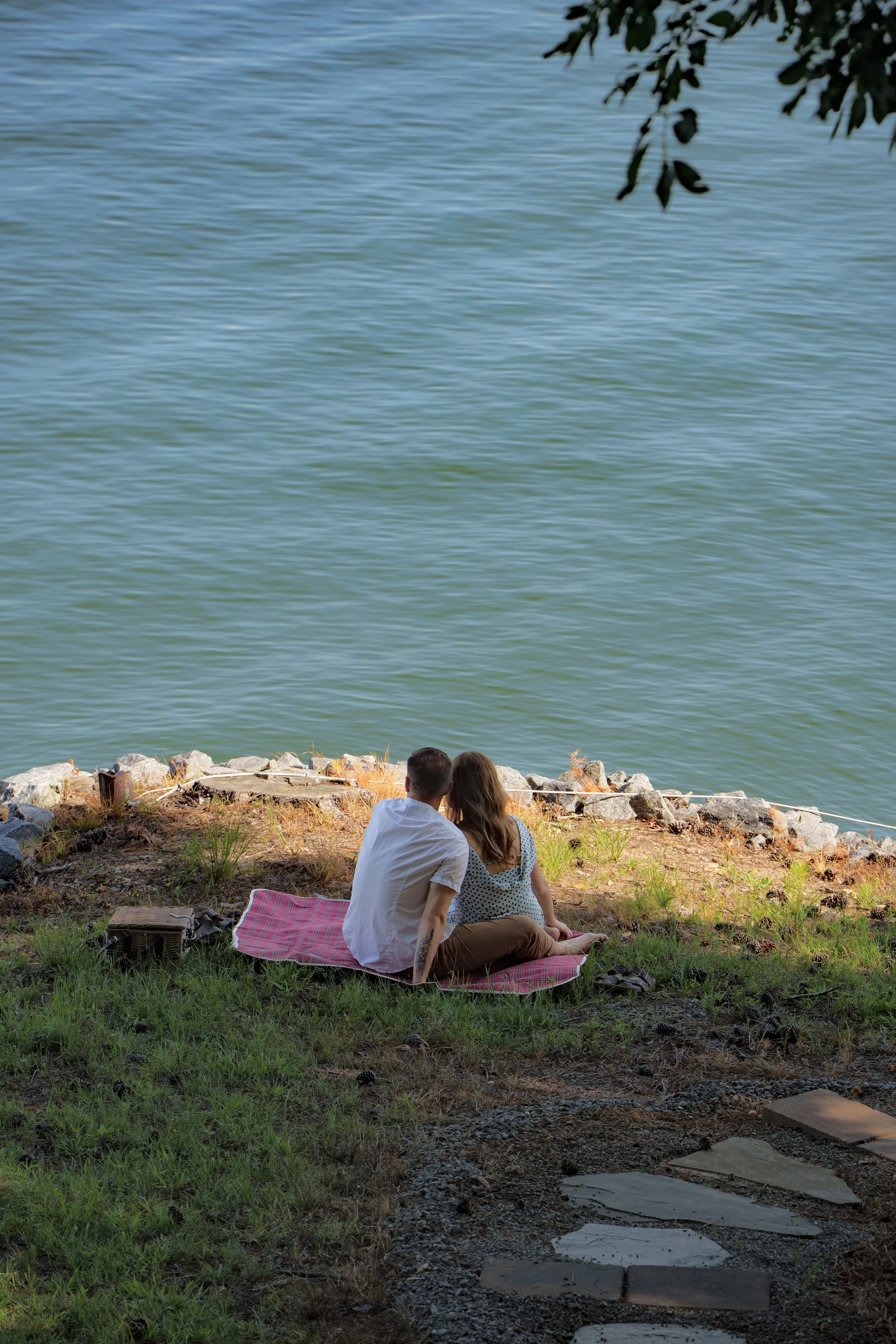 pre-proposal lakeside picnic at Lake Allatoona, photo by Maggie O'Neill proposal photographer