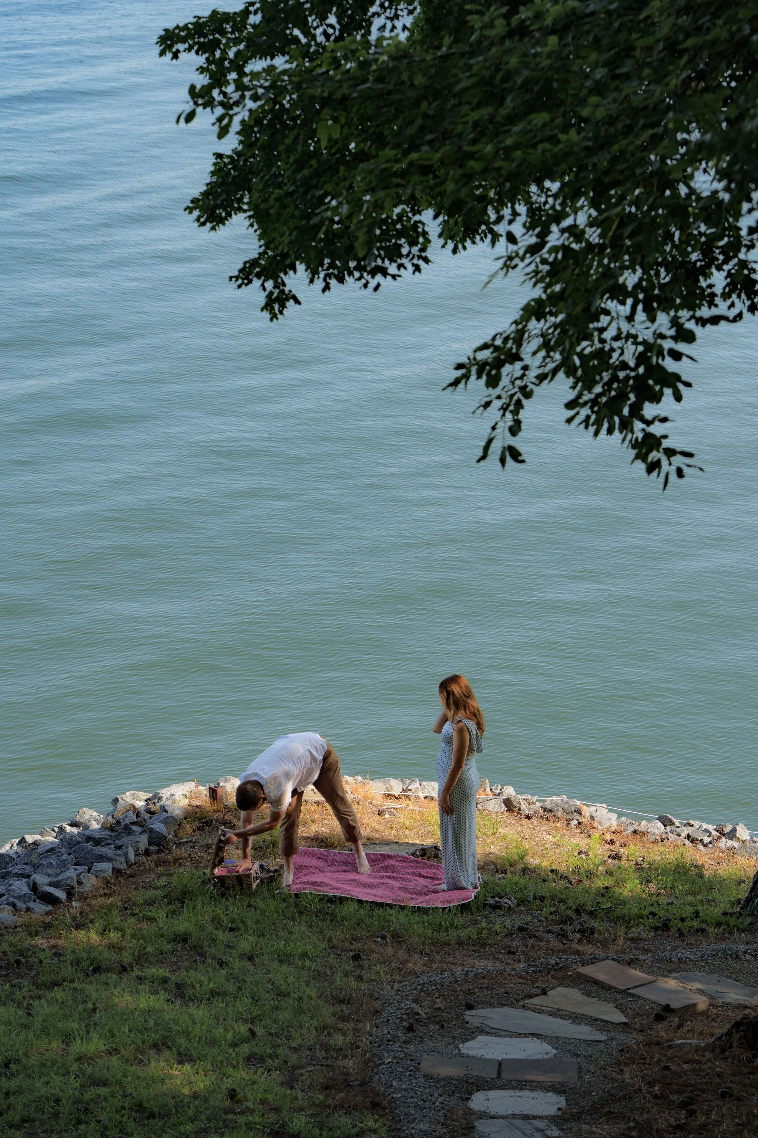 lakeside picnic proposal at Lake Allatoona, photo by Maggie O'Neill proposal photographer