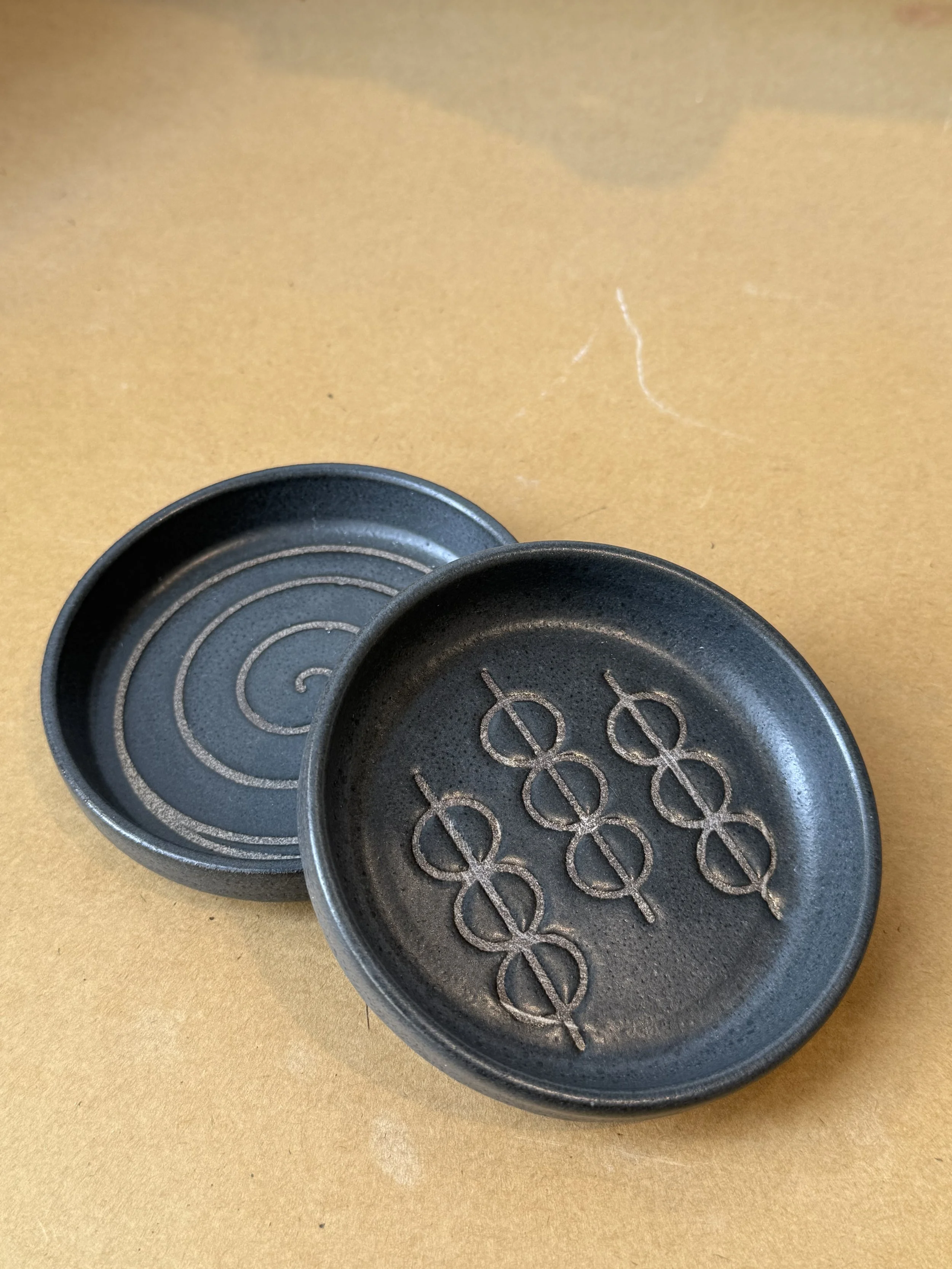 Trinket dish (pair) - black