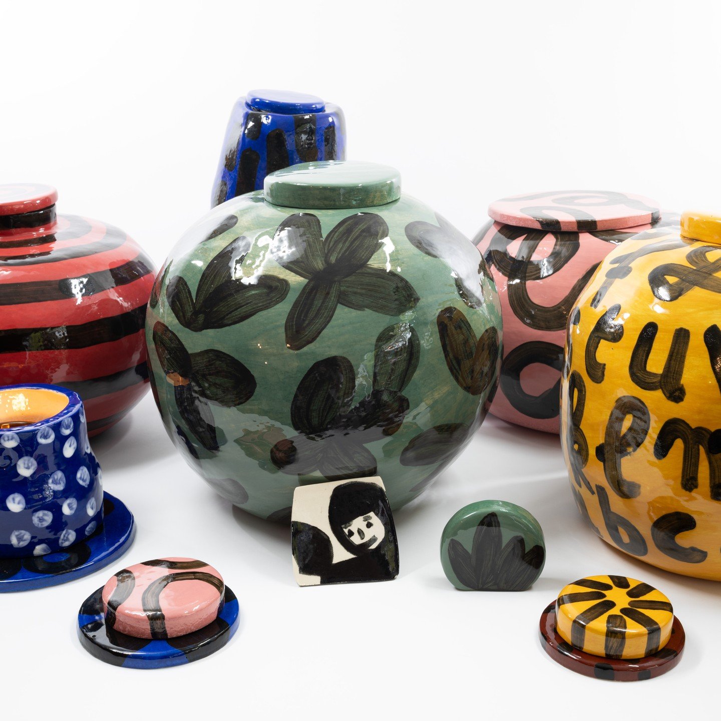 3 &mdash; 18 NOV TENTOONSTELLING KERAMISCHE URNEN EN KLEINE ROUWOBJECTEN
#urn #ceramic #sarahcorynen #handmadeceramics #vandaelsereni 
Tijdens de openingsdagen van het nieuwe uitvaartcentrum Van Dael te Sint-Niklaas toont Sarah Corynen een kleurrijke