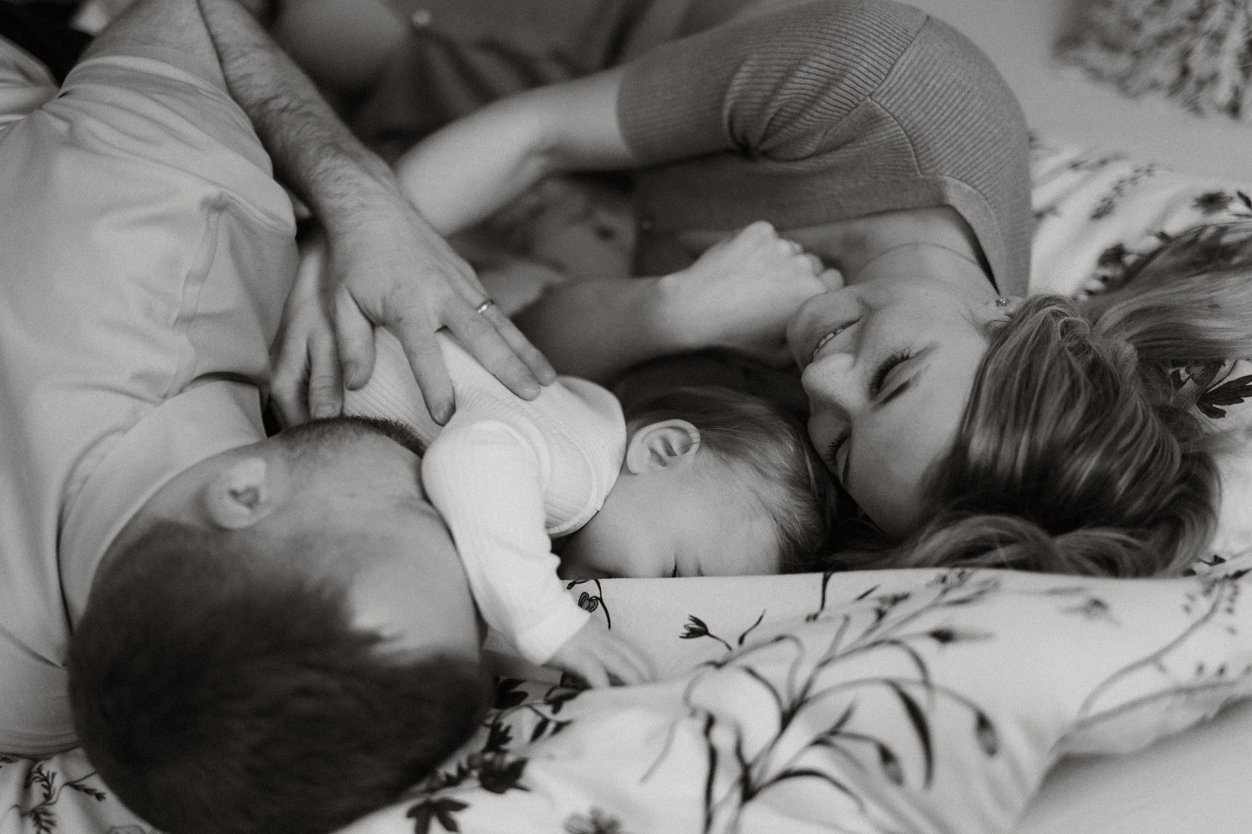 Rodina se usmívá při rodinném focení v Olomouci