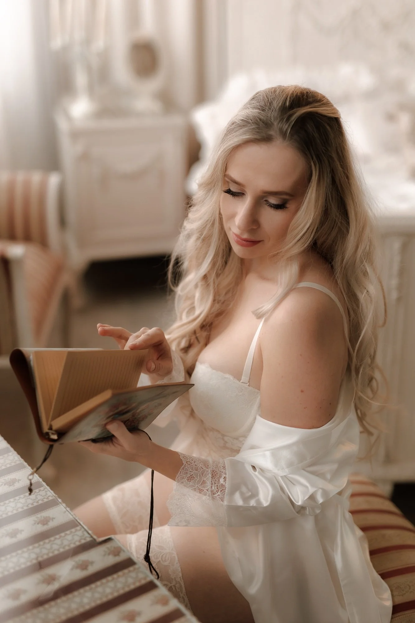 Krásná žena listuje knihou při focení žen v Olomouci