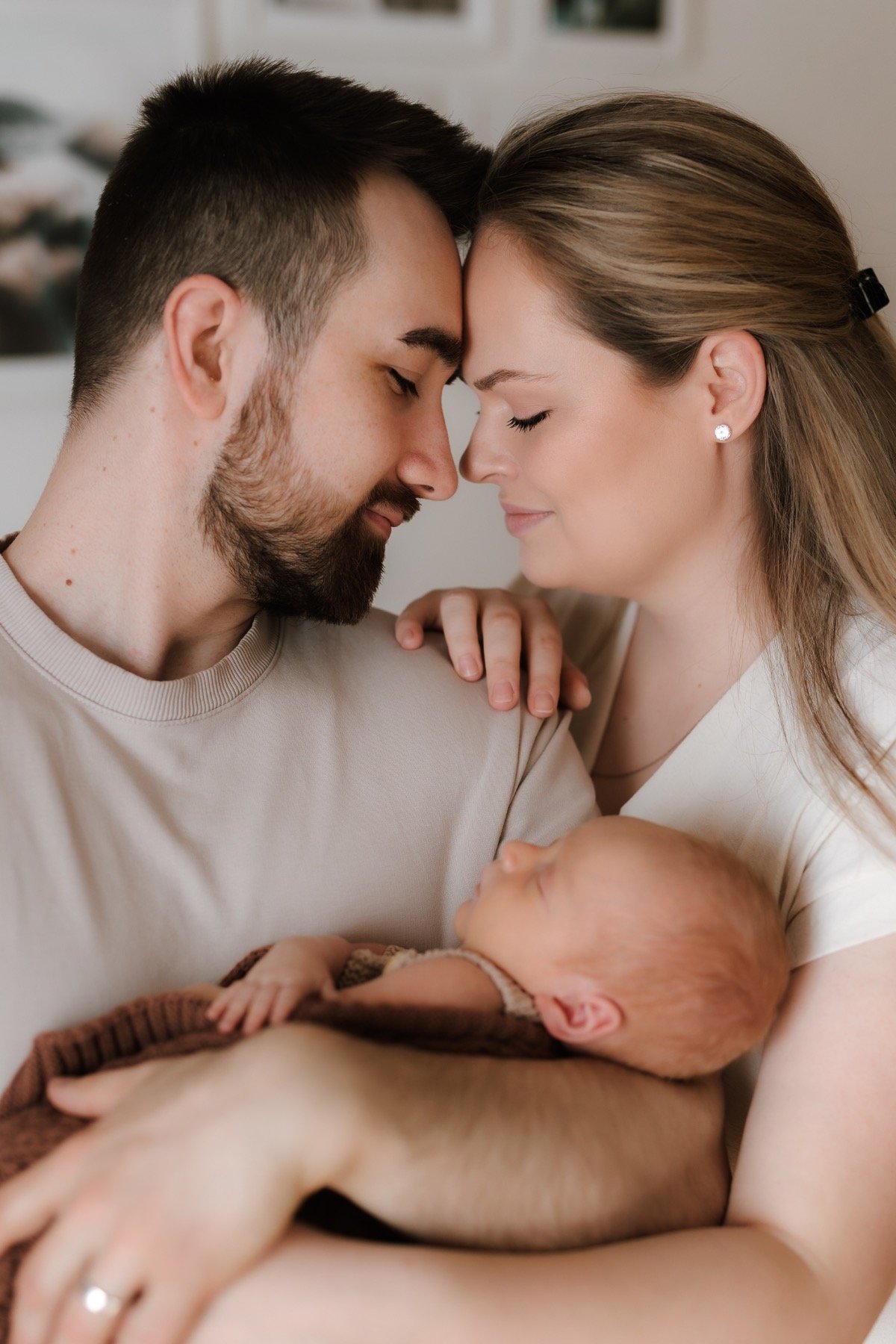 Profesionální newborn focení v Olomouci - rodiče drží v náručí novorozence 