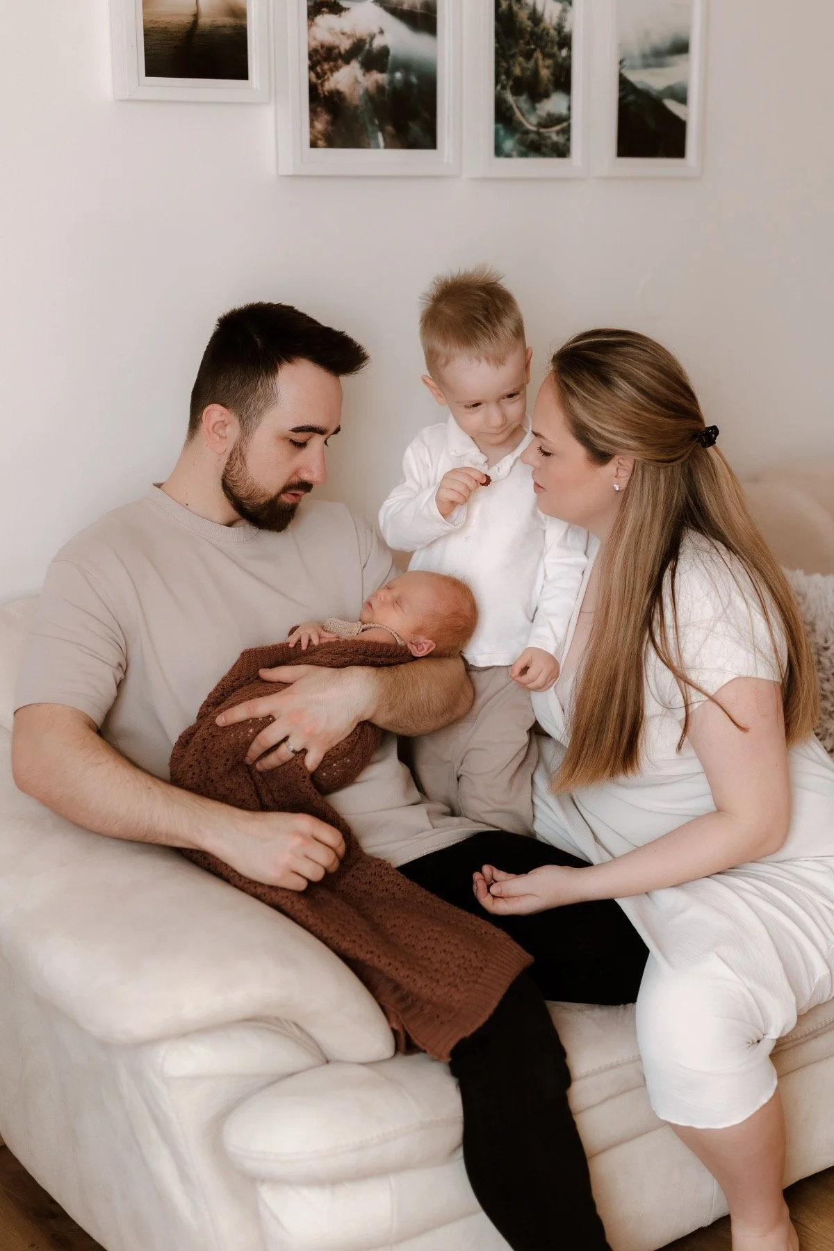  Jak připravit staršího sourozence na příchod miminka? Fotografie rodiny při newborn focení 