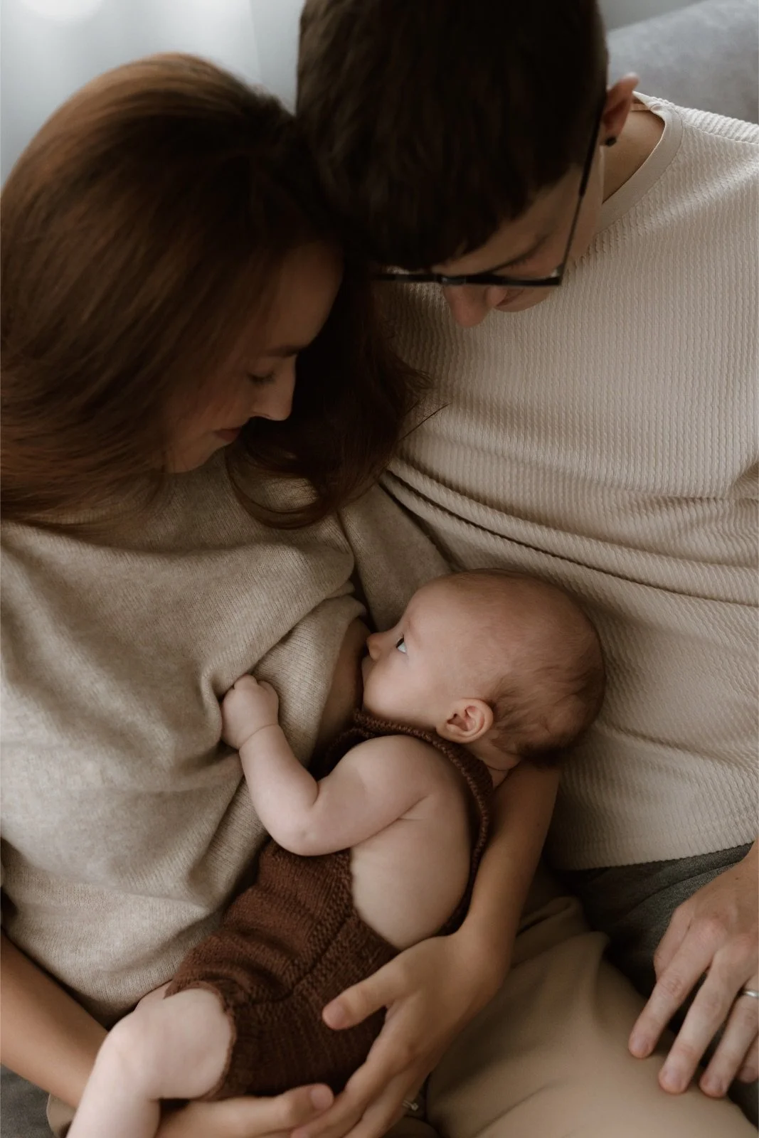 Newborn focení v Olomouci - přirozený portrét rodičů s novorozeným miminkem doma