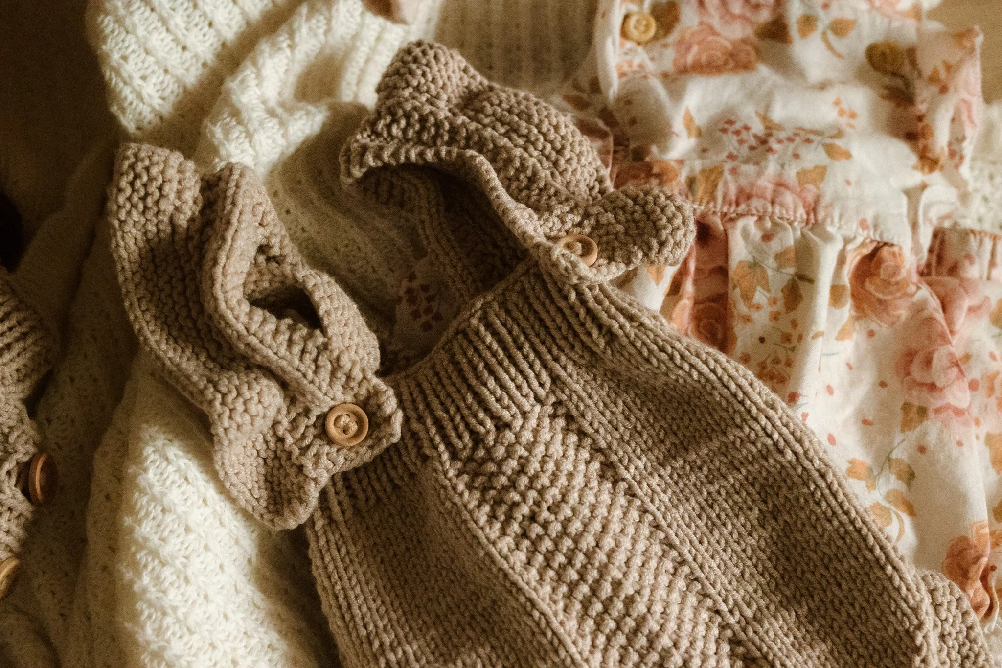 Pletený obleček pro newborn focení v  Olomouci