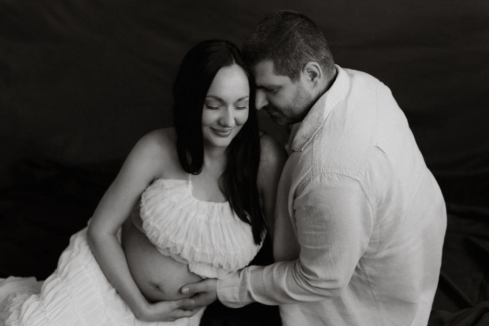 Těhotenské fotky v zimě focené v ateliéru v Olomouci