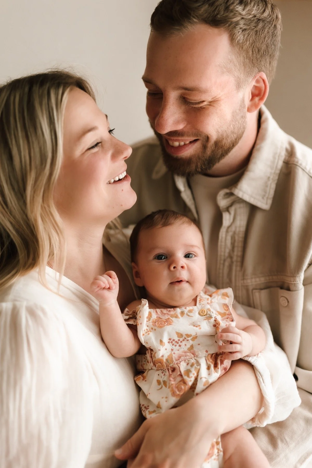 Focení miminek doma - newborn focení doma je stále oblíbenější, protože focení miminek s rodiči vypadá přirozeně