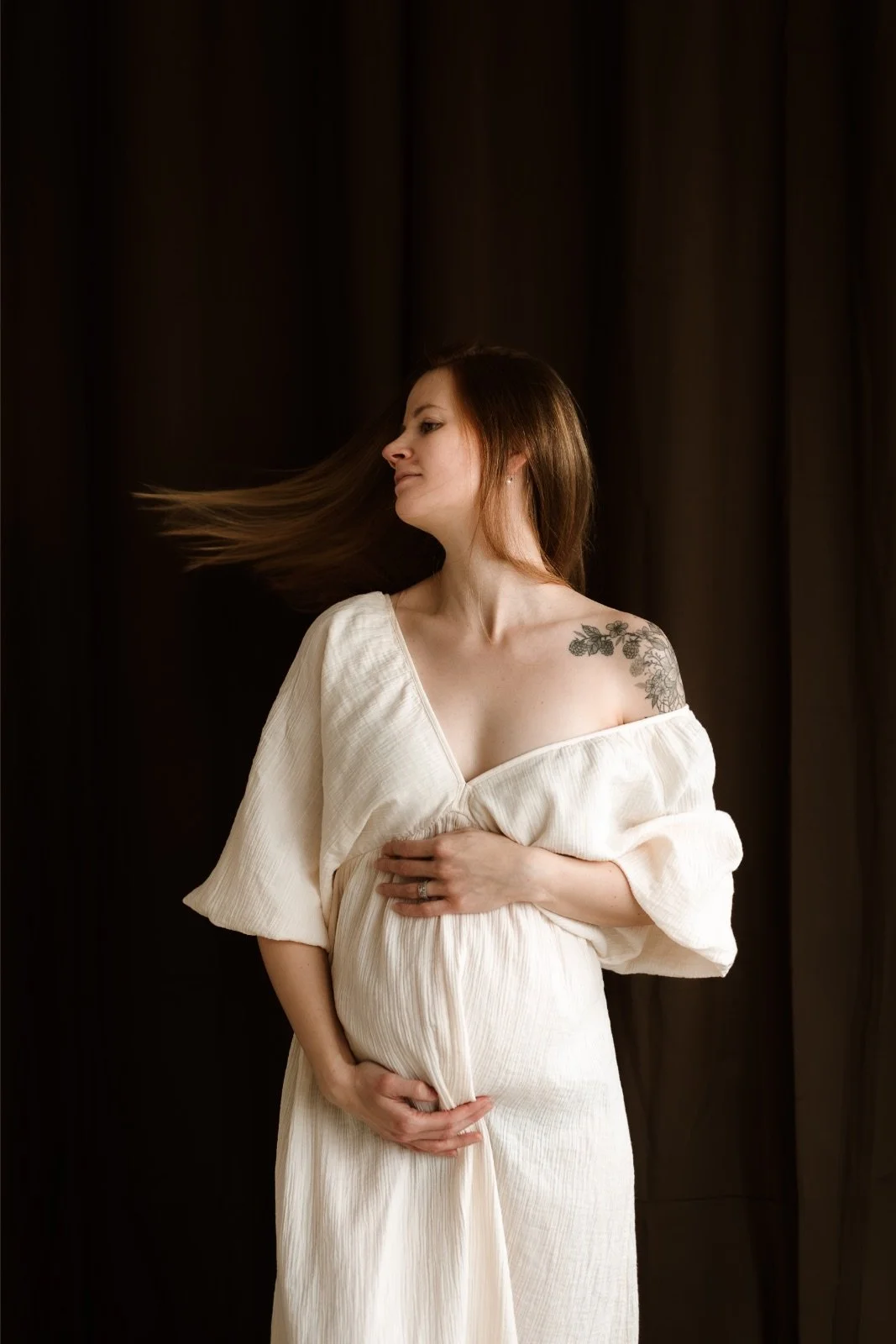 Těhotenský portrét v Olomouci - citlivé těhotenské focení zaměřené na přirozenost a emoci