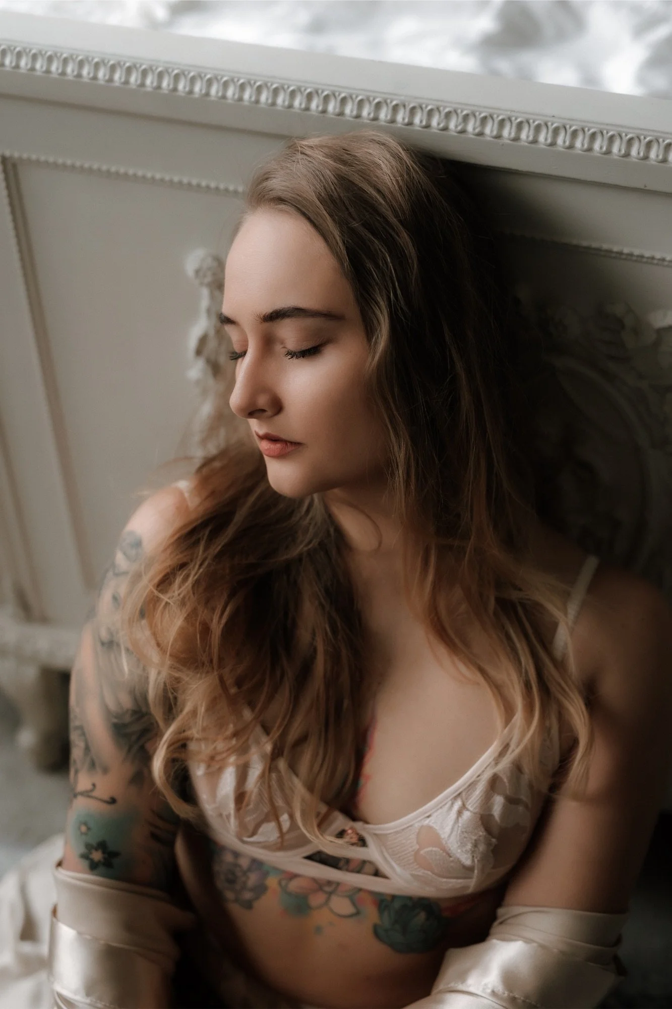 Intimní portrét ženy v ateliéru v Olomouci - boudoir focení v Olomouci