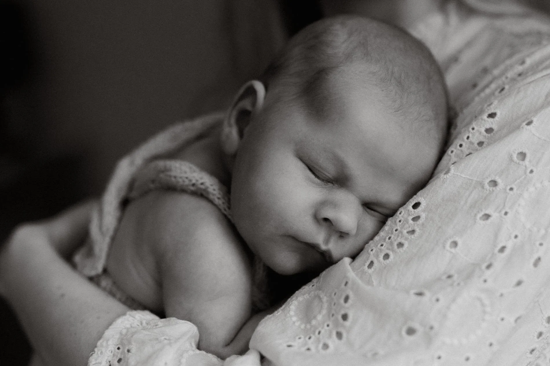 Přirozené newborn fotky - miminko spinká na hrudníku maminky