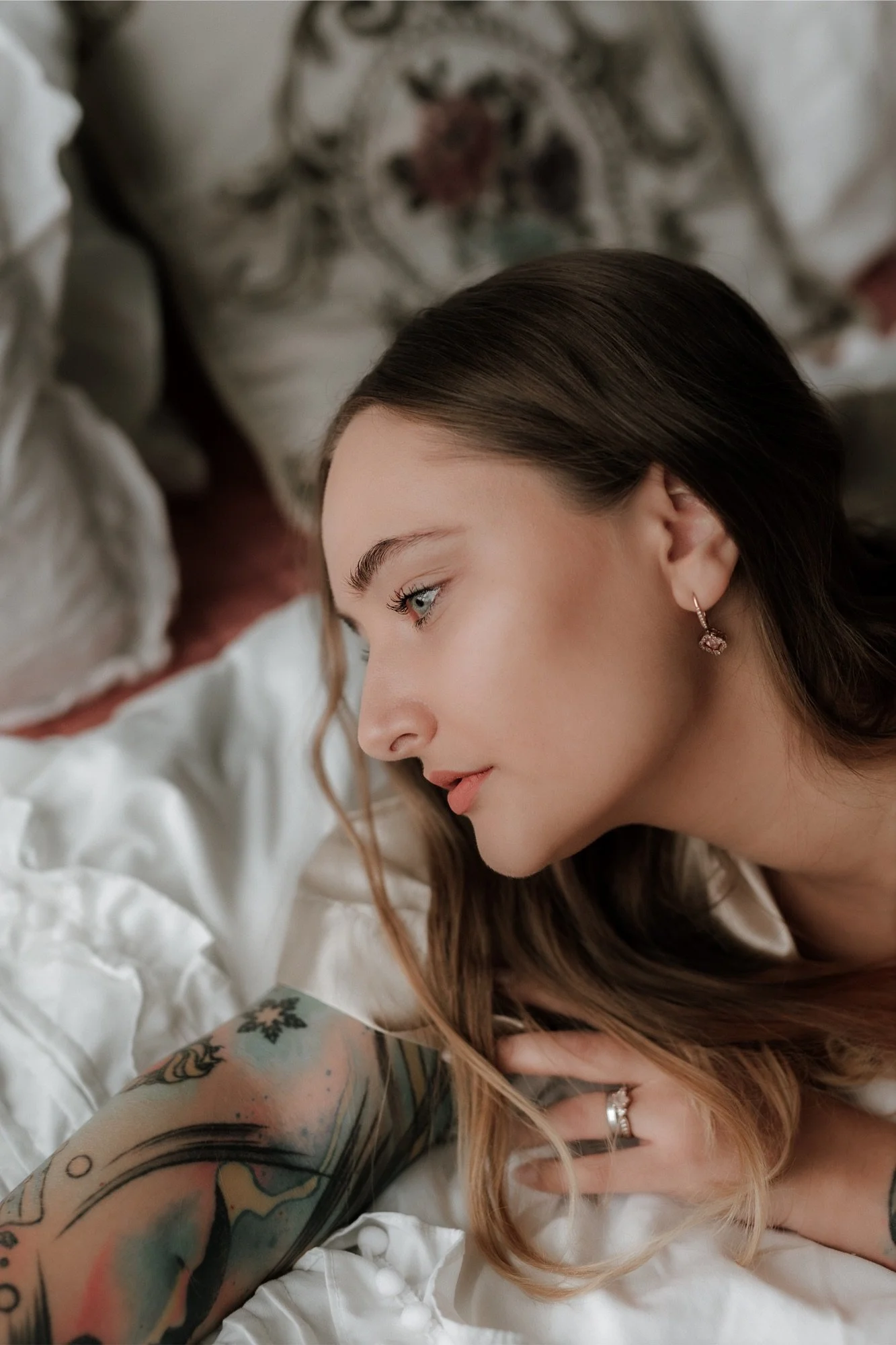 Přirozený portrét ženy v jemném světle - boudoir focení v Olomouci