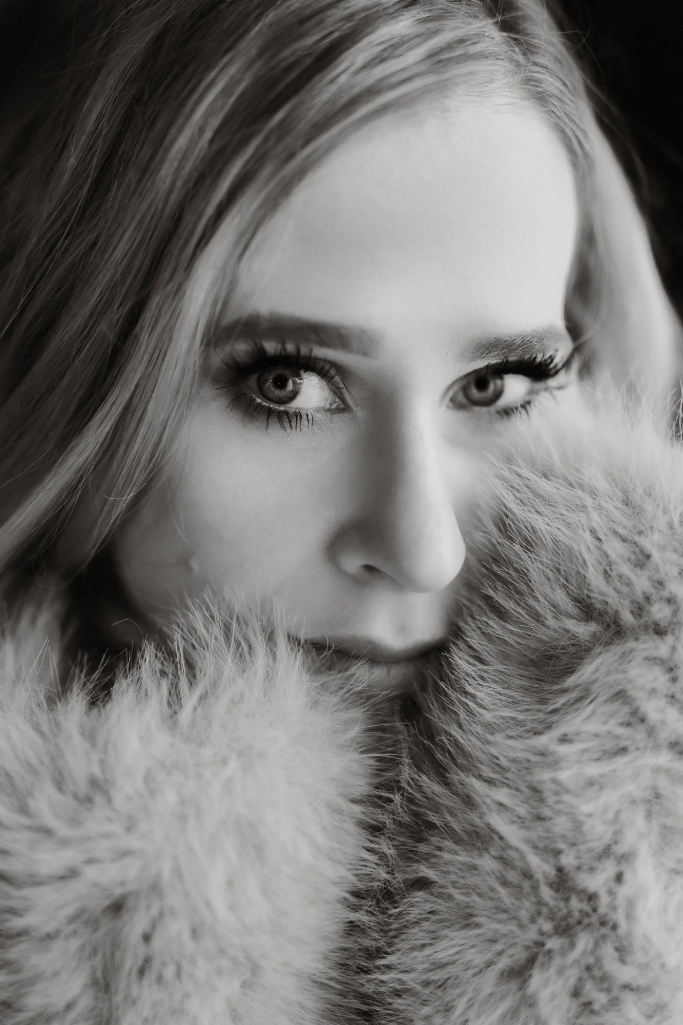 Žena zahalená v kožichu se upřeně dívá do objektivu při focení žen v Olomouci