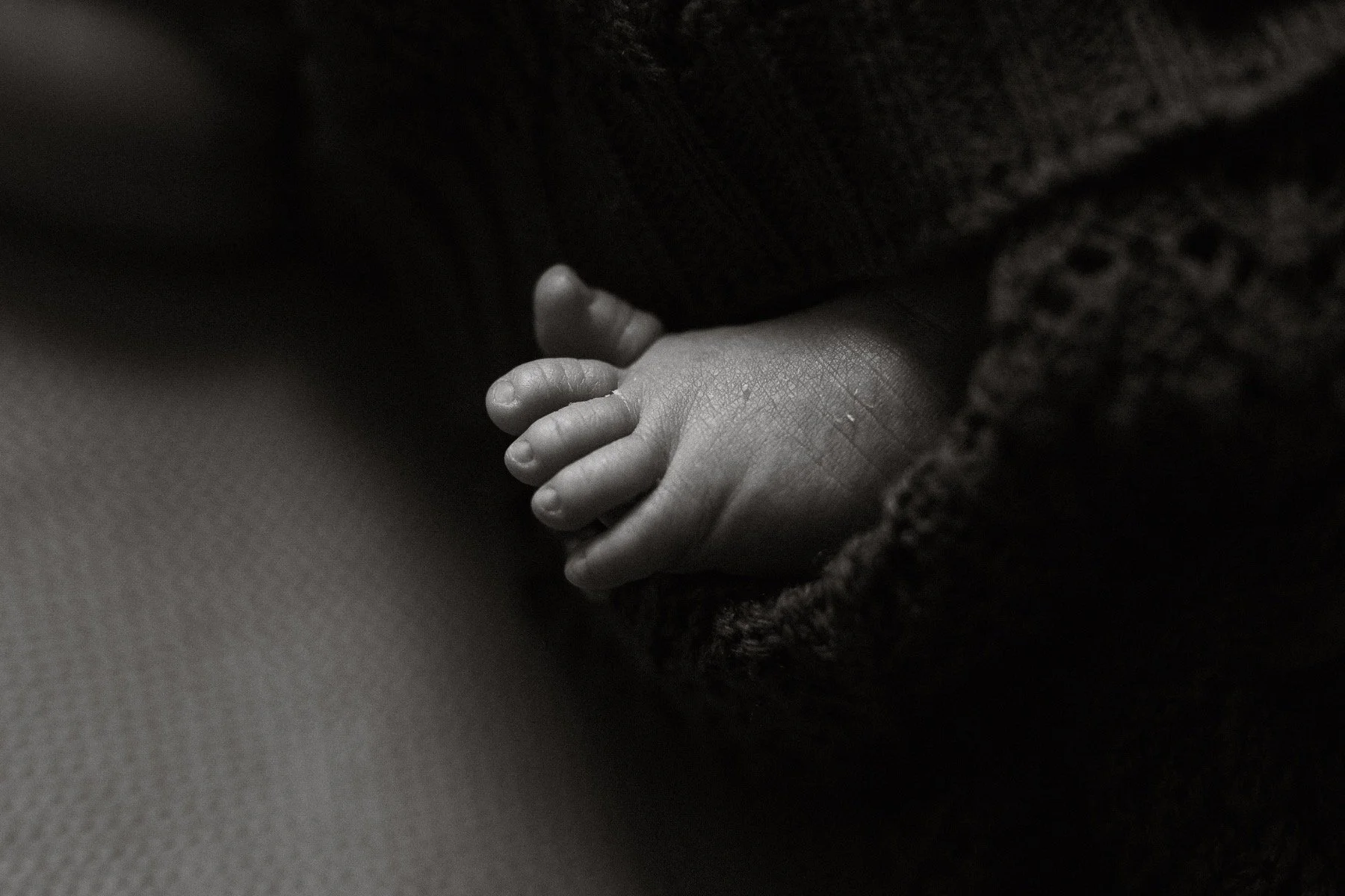 Detail nožičky z newborn focení
