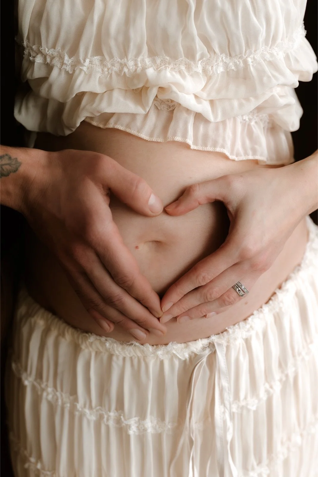 Detail těhotenského bříška při přirozeném focení v Olomouci