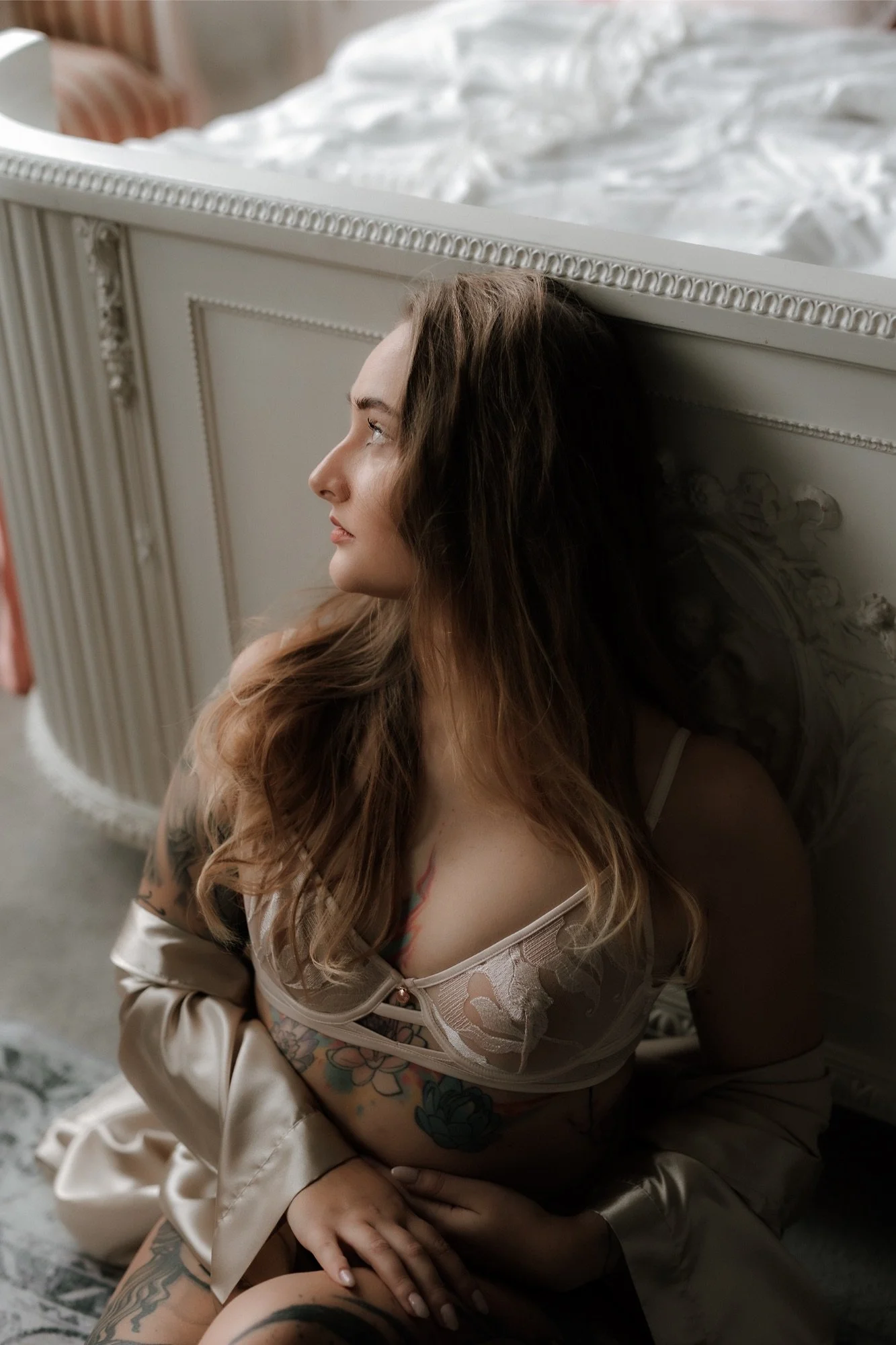 Umělecký portrét ženy v interiéru - boudoir focení v Olomouci