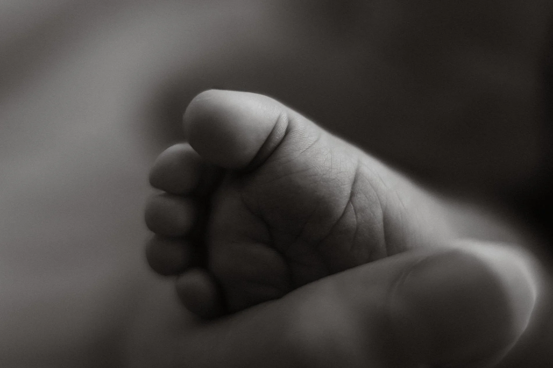 fotografka newborn olomouc - detail nožičky miminka
