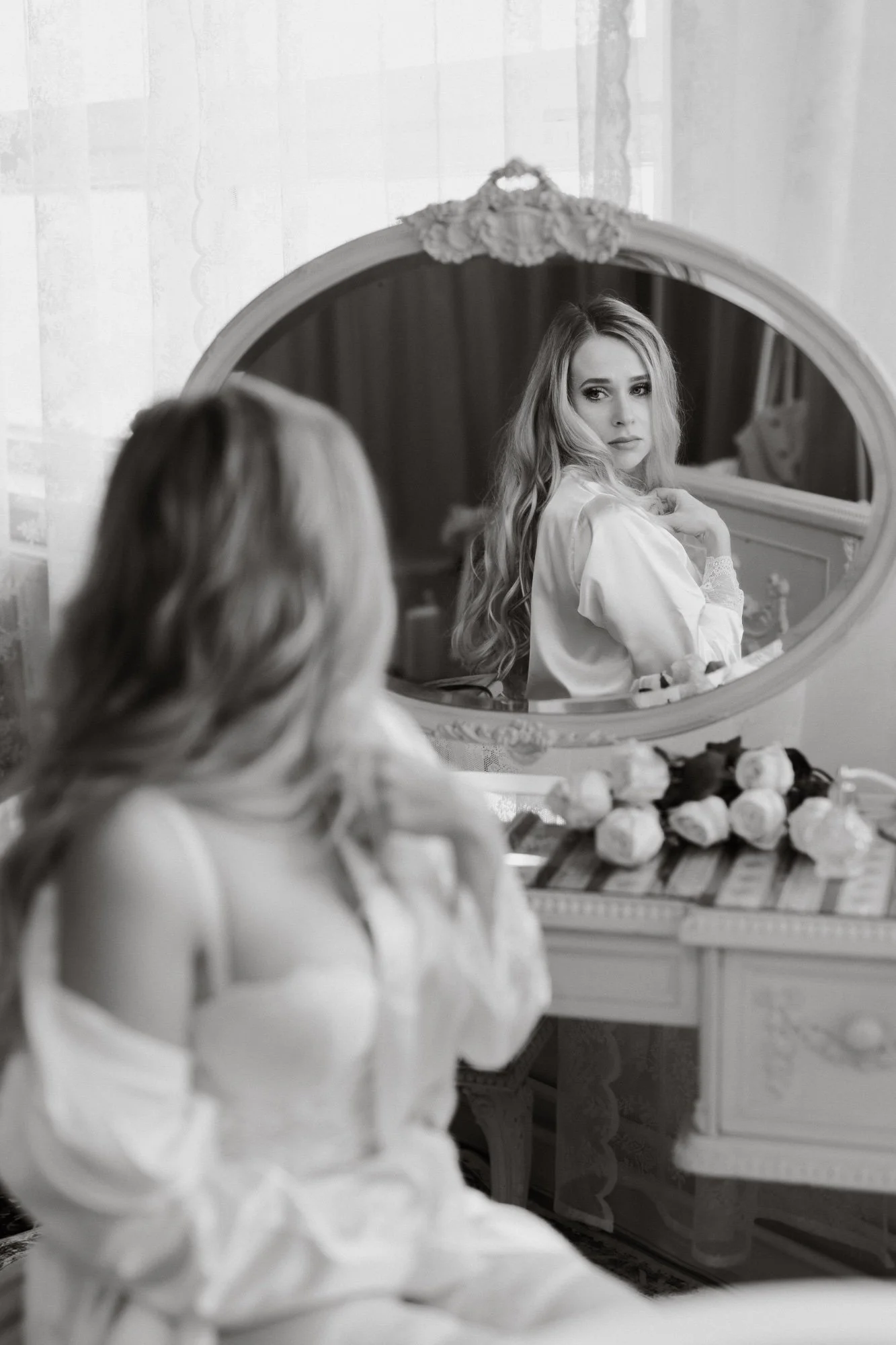 Focení žen Olomouc - žena v prádle se prohlíží ve zdobeném zrcadle při boudoir focení