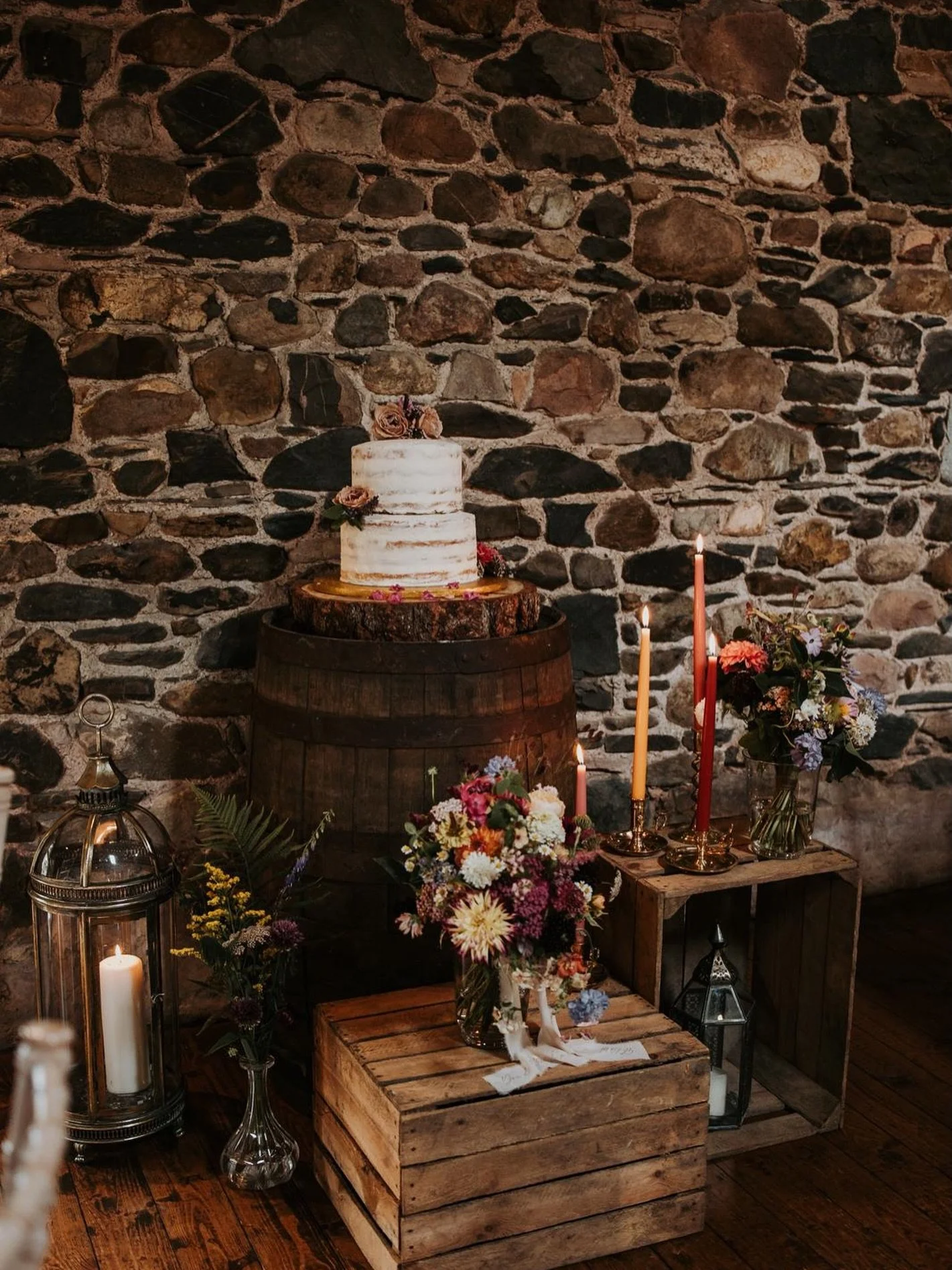 Emily &amp; Scott loved colour. Bold, joyful, unapologetic colour. And the warmth of #lowhallthelakes was the perfect backdrop for it.
For their cake by @jessica.bakes88 we grounded the palette with earthy textures, a whisky barrel base, wooden fruit