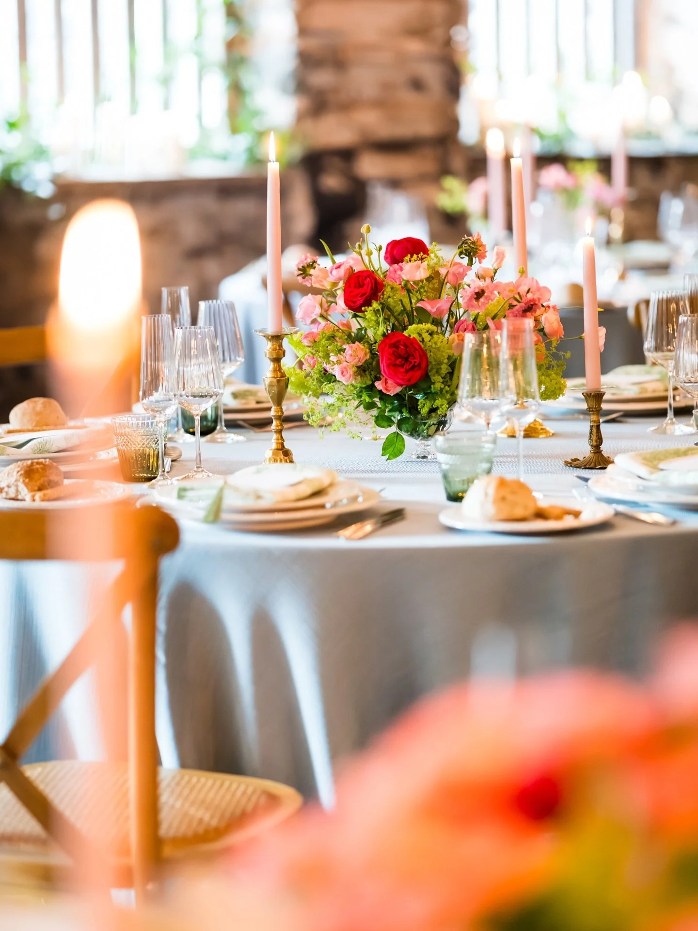 This is your sign to be braver with your table linen choices.
Because tablecloths aren&rsquo;t just a practical backdrop. They shape the entire mood of the room. They add warmth, depth and atmosphere in a way stark white linen often can&rsquo;t.
And 