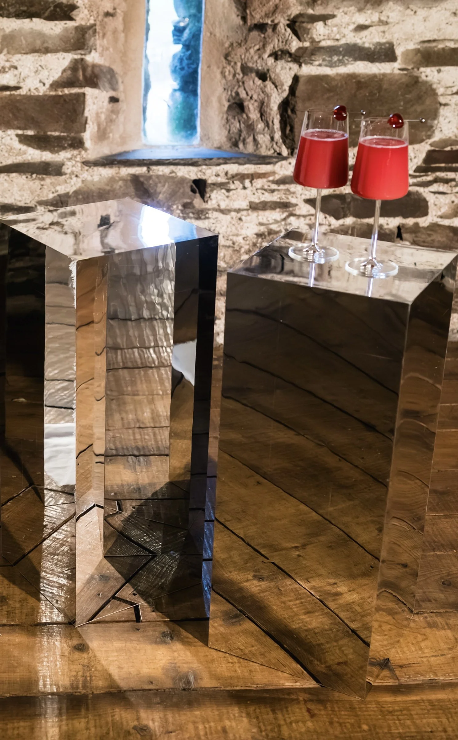 silver-mirror-acrylic-plinths-prop-decor-hire-wedding-event-deborah-maria-styling-uk