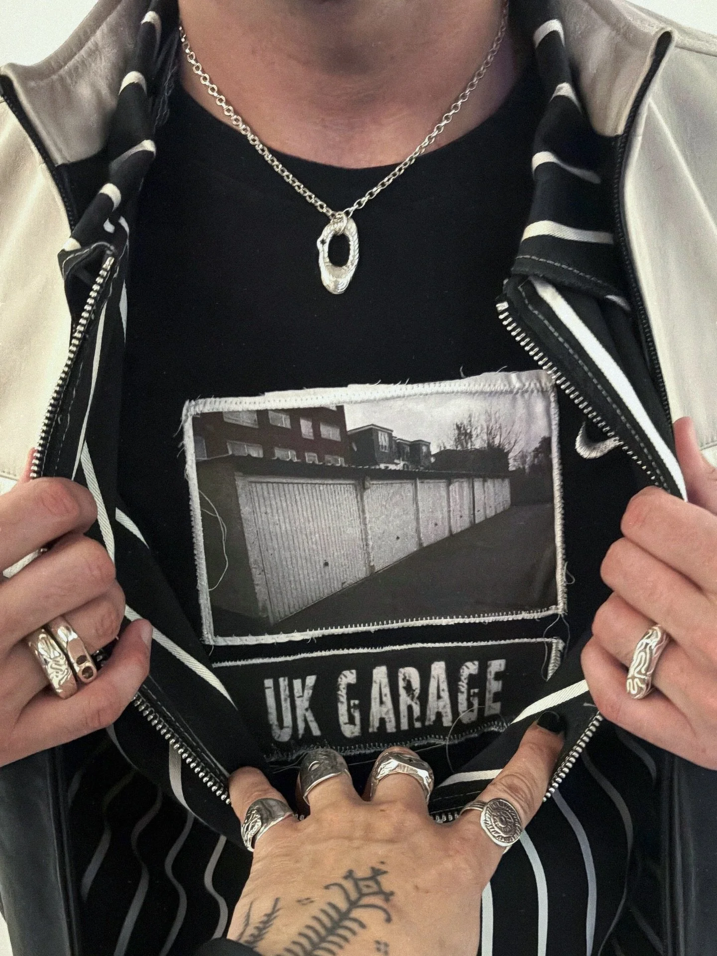 Some BTS of @douvelle19 looking v. cute in @hyfaeofficial @jontykmellmann @stettin.jewellery (more in tags) 🖤🤍
Styled by the legend @juicylames and shot by @rankinarchive for recent @hungermagazine @soundbitebyhunger 
Dream team @shaniayazmin @wi