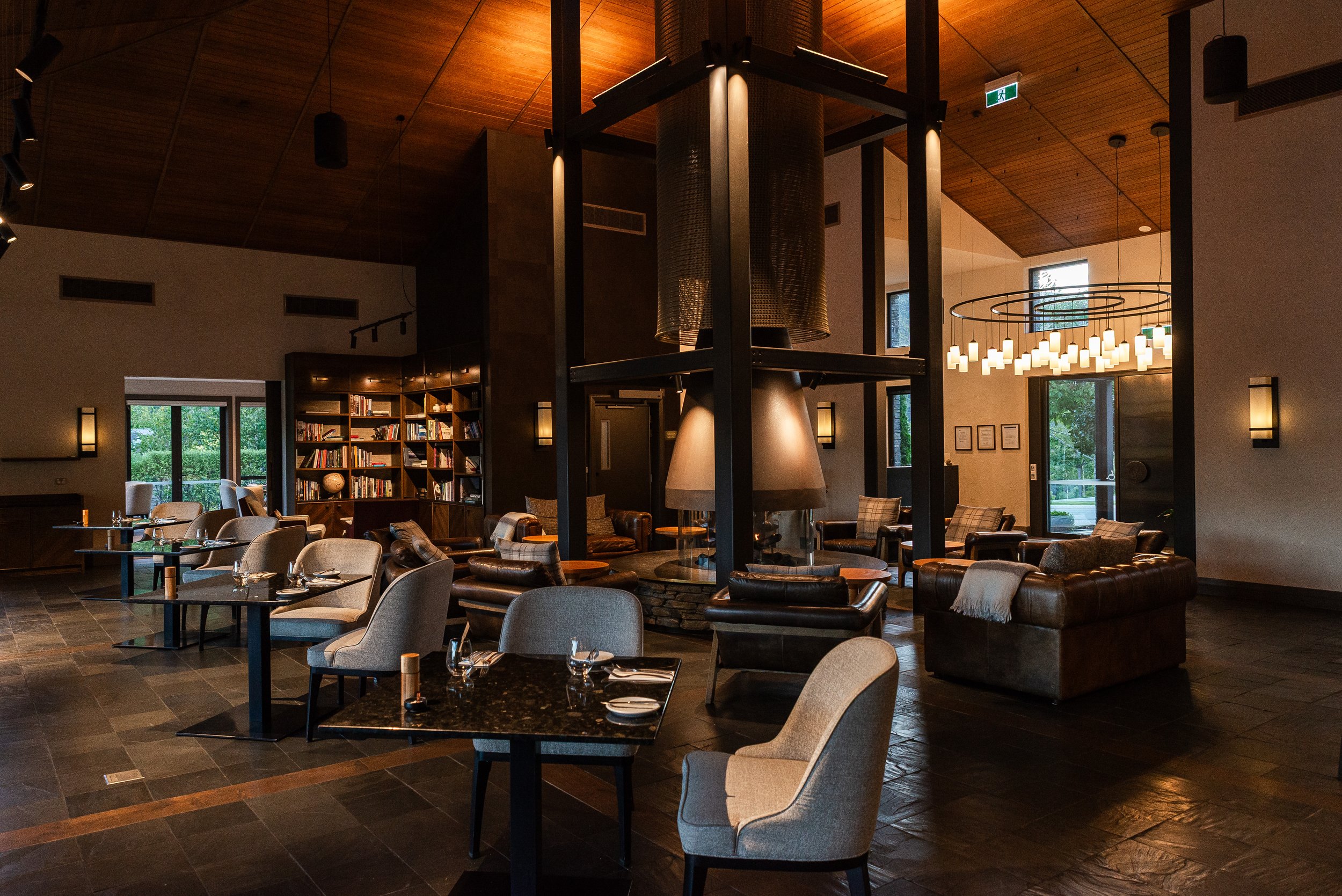 dinning-bar-Gibbston-Valley-Lodge-Clubhouse-Golfcourse-TStaz-NewZeland.jpg