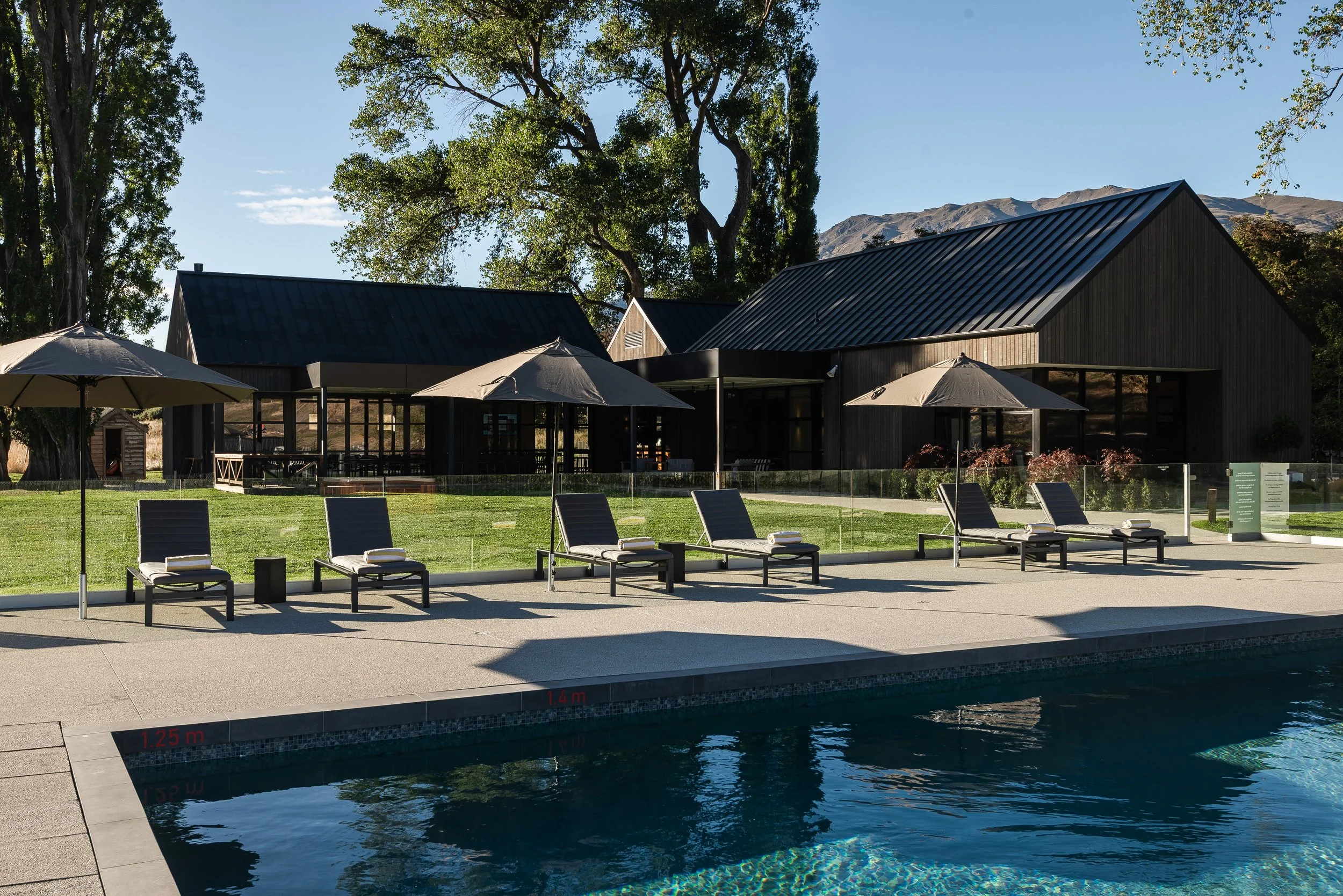 Gibbston-Valley-Lodge-Clubhouse-Golfcourse-TStaz-NewZeland.jpg