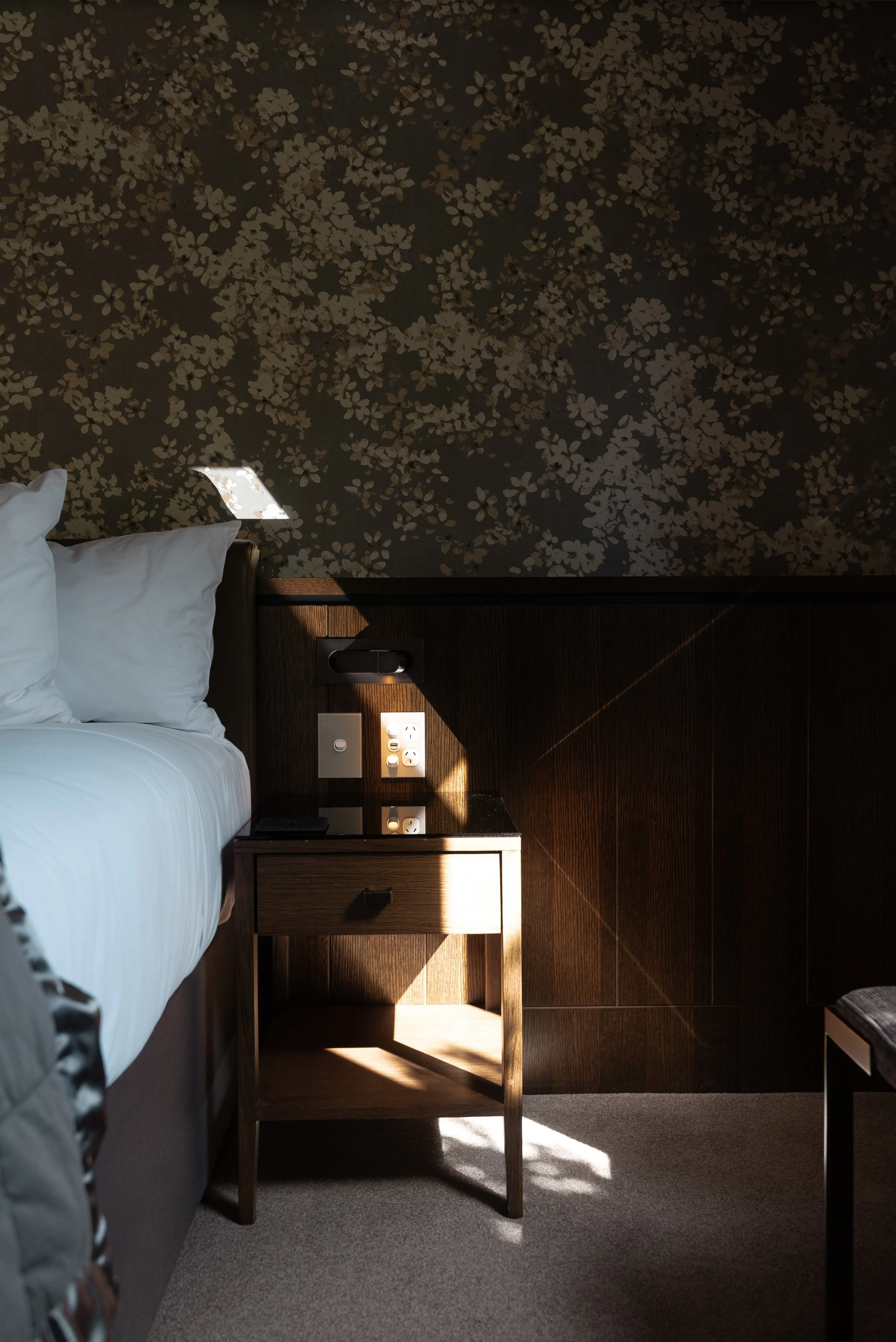 room-accomodation-light- Gibbston-Valley-Lodge-Clubhouse-Golfcourse-TStaz-NewZeland.jpg