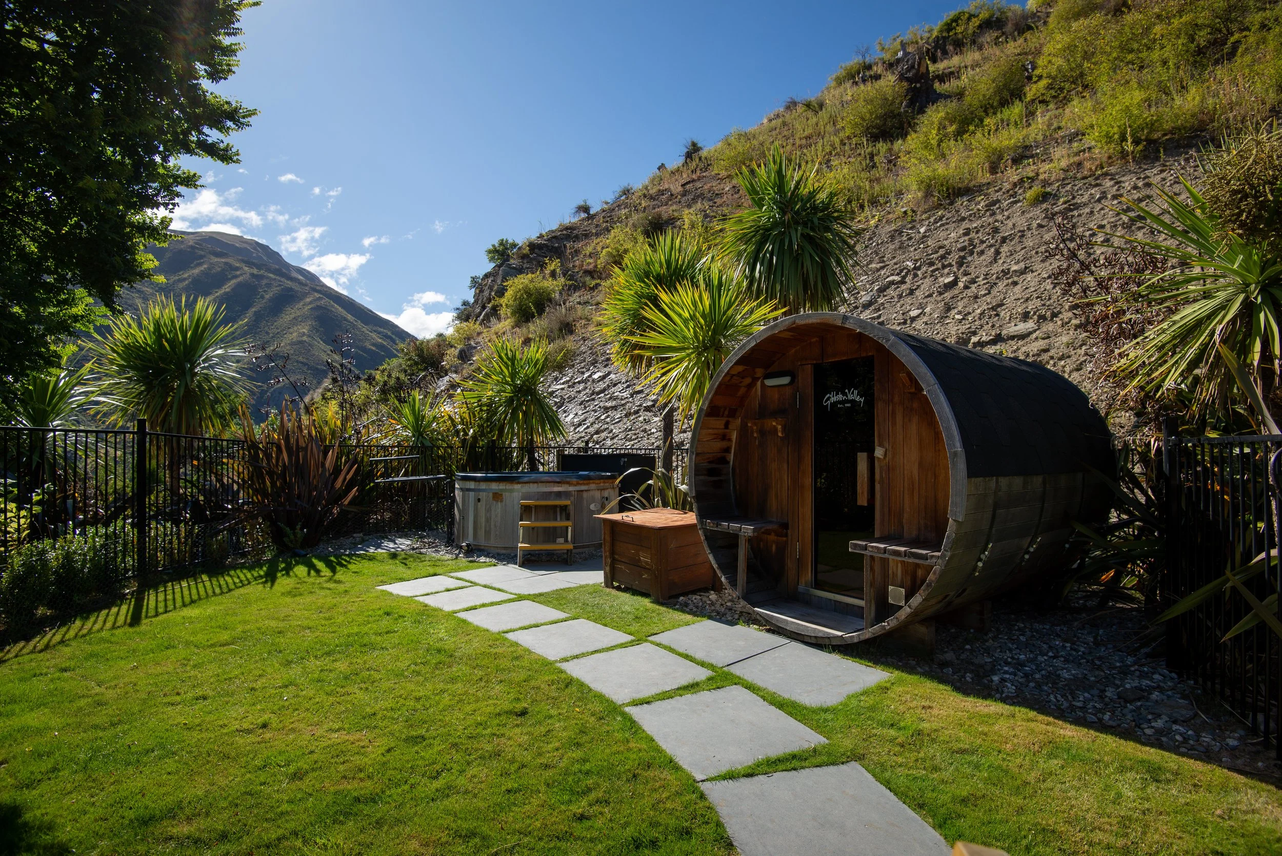 spa-sauna-lodge-Gibbston-Valley-Clubhouse-Golfcourse-TStaz-NewZeland.jpg