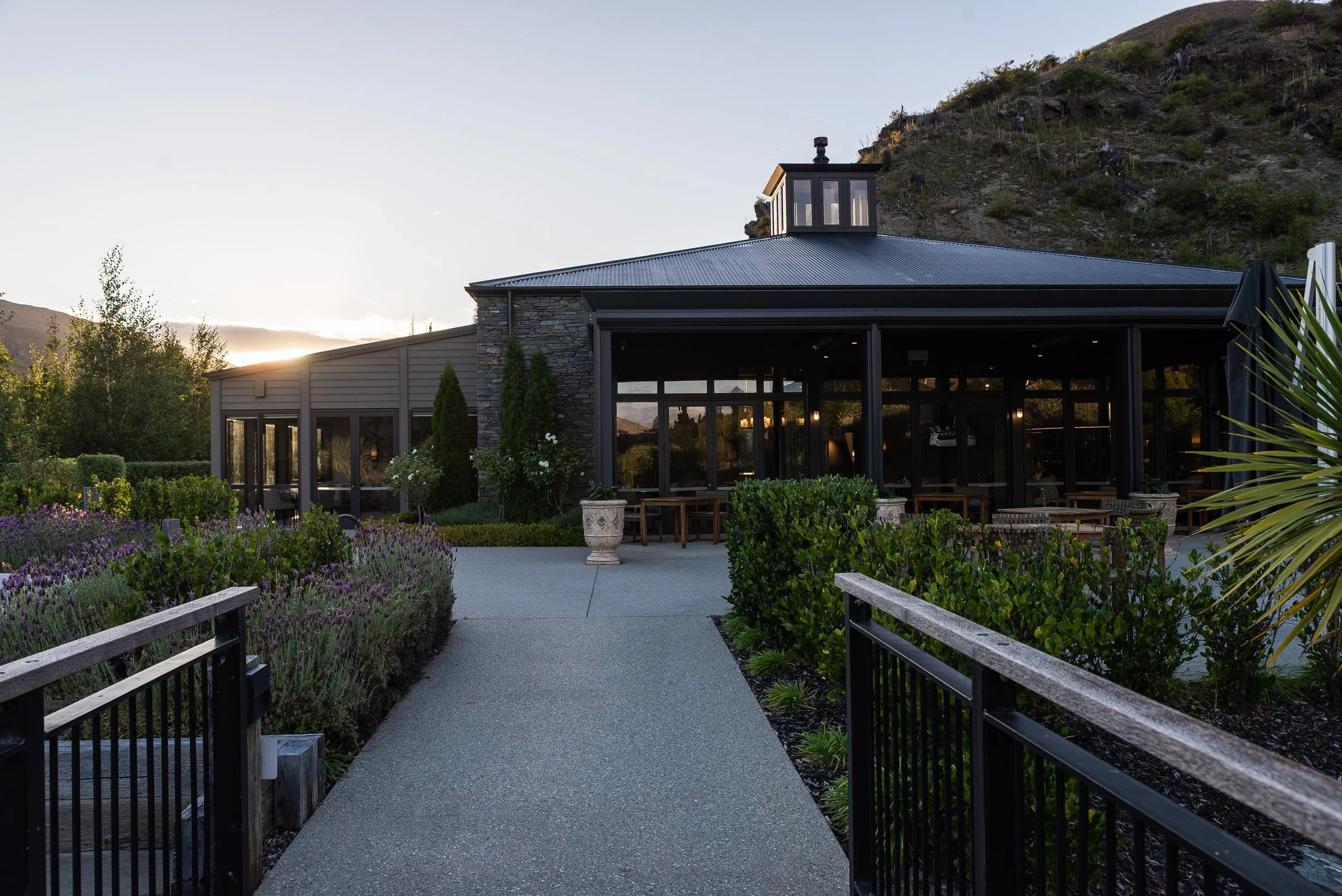 restraunt-Gibbston-Valley-Lodge-Clubhouse-Golfcourse-TStaz-NewZeland.jpg