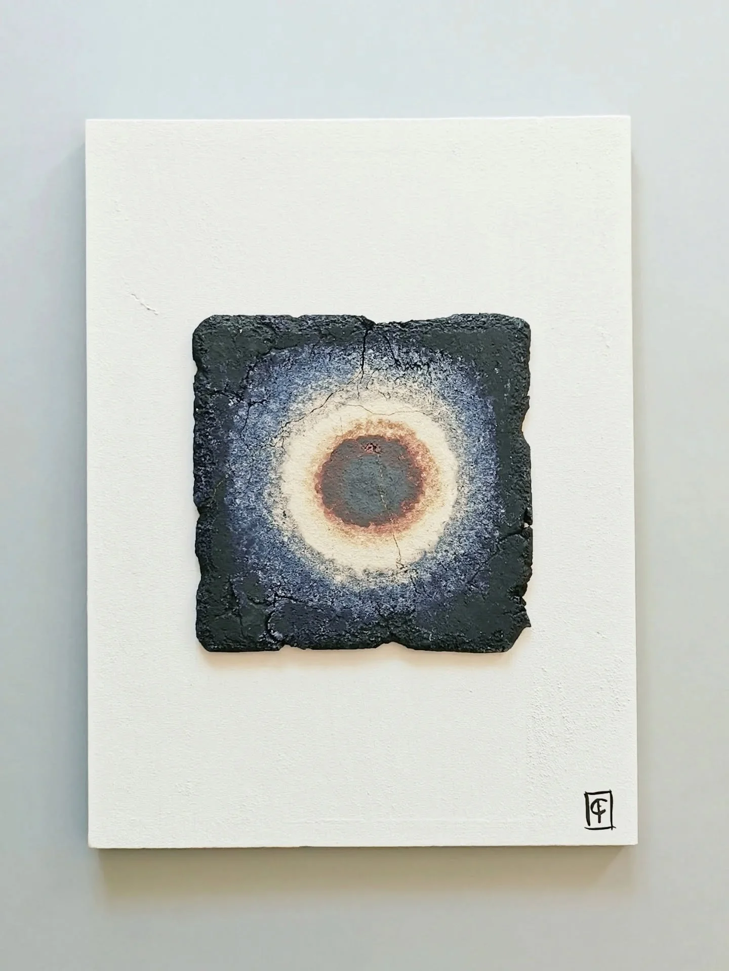Na&iuml;ve Quintessence

C'est une &eacute;nigme 
Une &eacute;nigme qui ne se r&eacute;soudre pas en une vie 

Une &eacute;nigme dont la r&eacute;ponse sera plurielle et donc paradoxal puisqu'elle contient d&eacute;j&agrave; en elle-m&ecirc;me un par