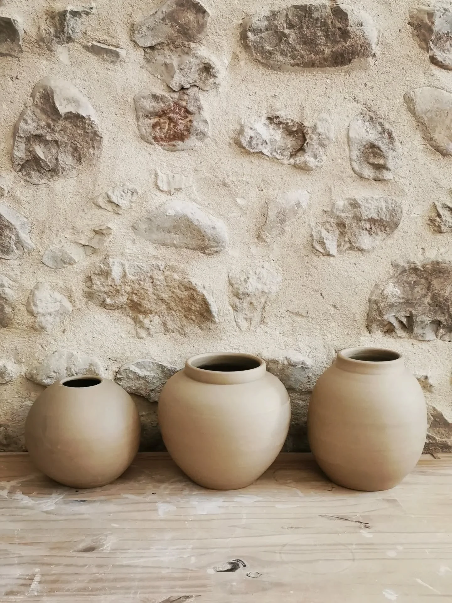 Un matin dans l'atelier
Les jarres qui s&egrave;chent en douceur
Le calme autour

#atelier #jarre #terre #ceramique #poterie #matin #calmeb#zen #haiku