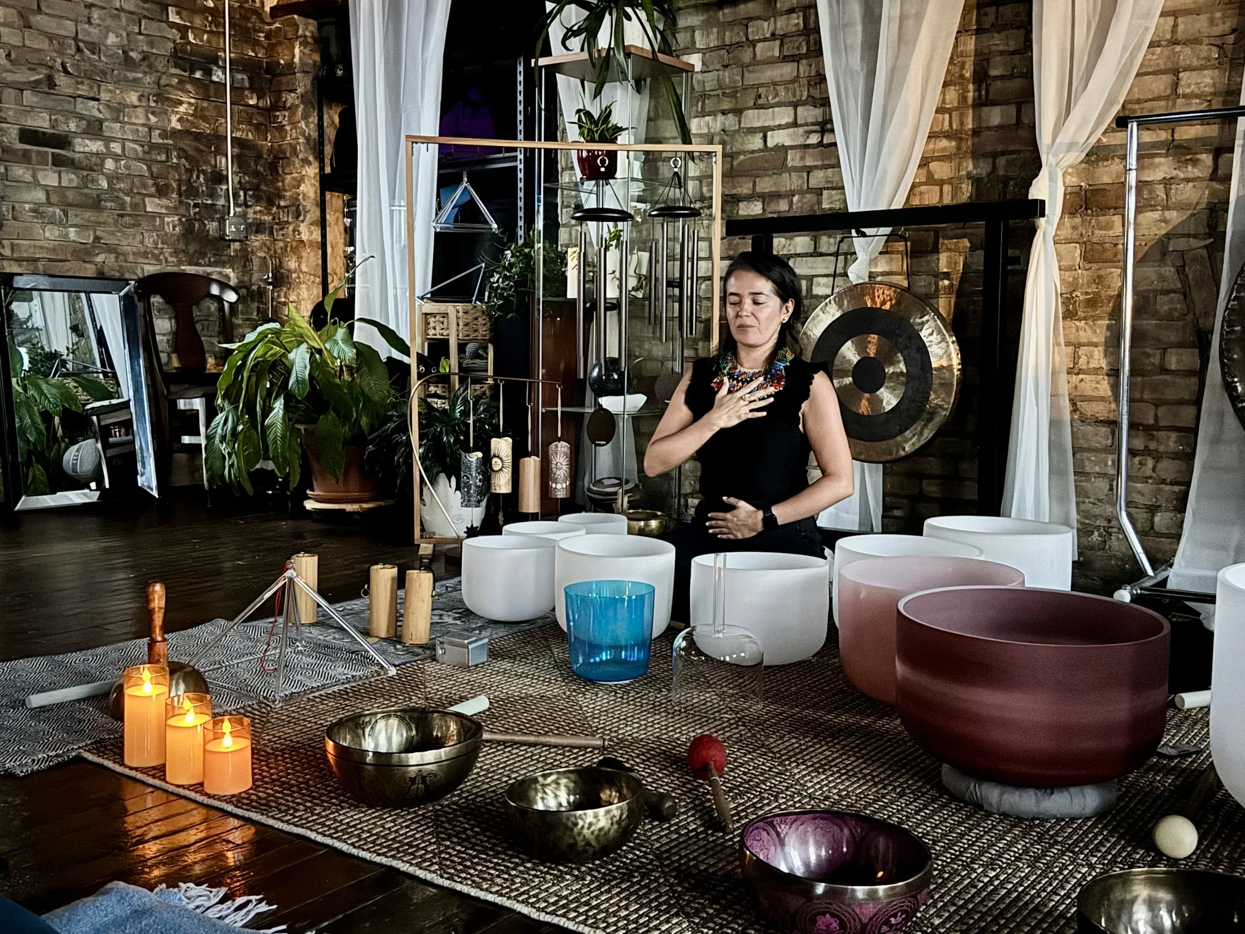 Reiki-Infused Sound Bath: Rest + Receive                  Baño de Sonido con Reiki: Descansa y Recibe
