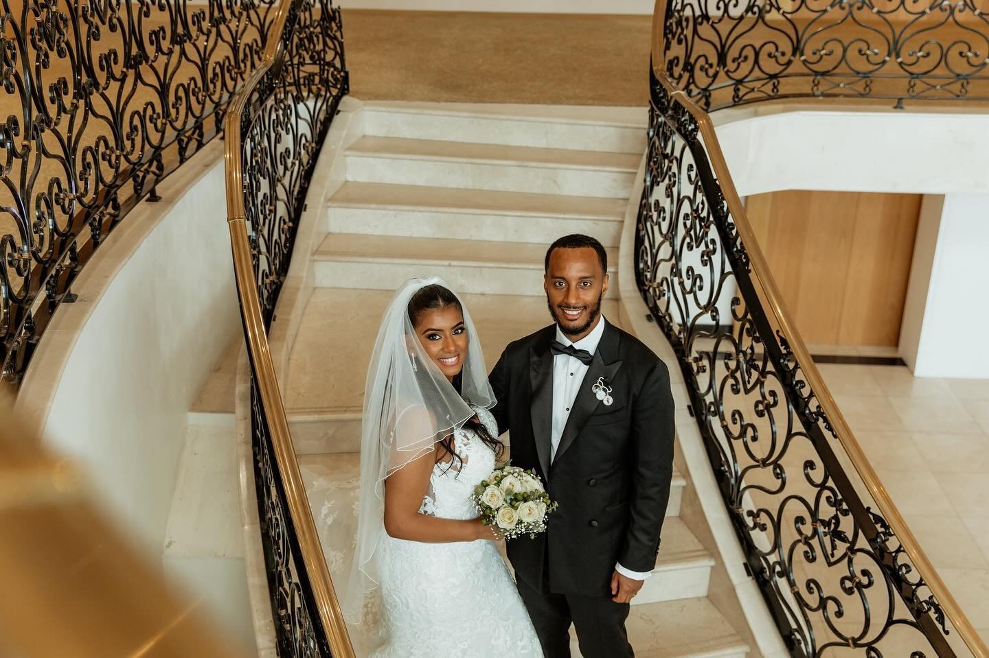 ✨ Having your wedding photos @meridian_grand will not disappoint, this beautiful staircase is great for a couples shoot and group photos 💖

#kiiroandkiwi #meridiangrand #LondonLoveStory #CityCharmWeddings #LondonSayingIDo #UrbanRomance #LondonWeddin
