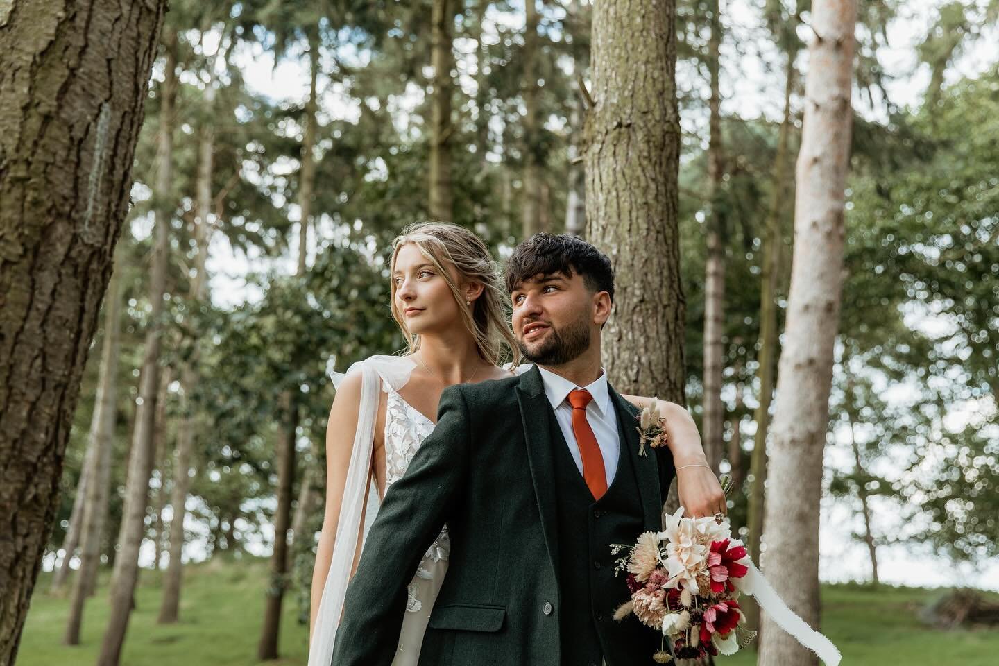 I really enjoyed Jas &amp; Jordys wedding shoot In the woods 😍. Allocating more time for your couples shoot means you won&rsquo;t feel rushed and you can have photos in multiple locations which adds more variety!

#kiiroandkiwi #weddingphotography #