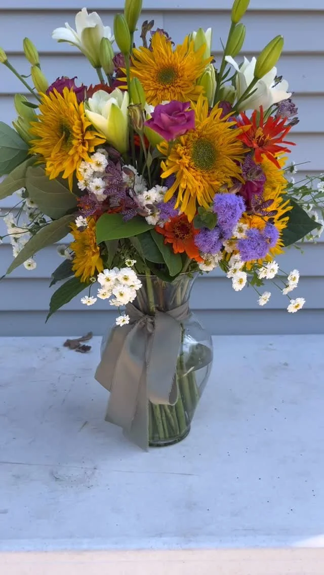 This arrangement went out as a get-well-soon gift, so thoughtful! 
#localflowers #madisonwi #uniquegifts #thoughtfulgifts