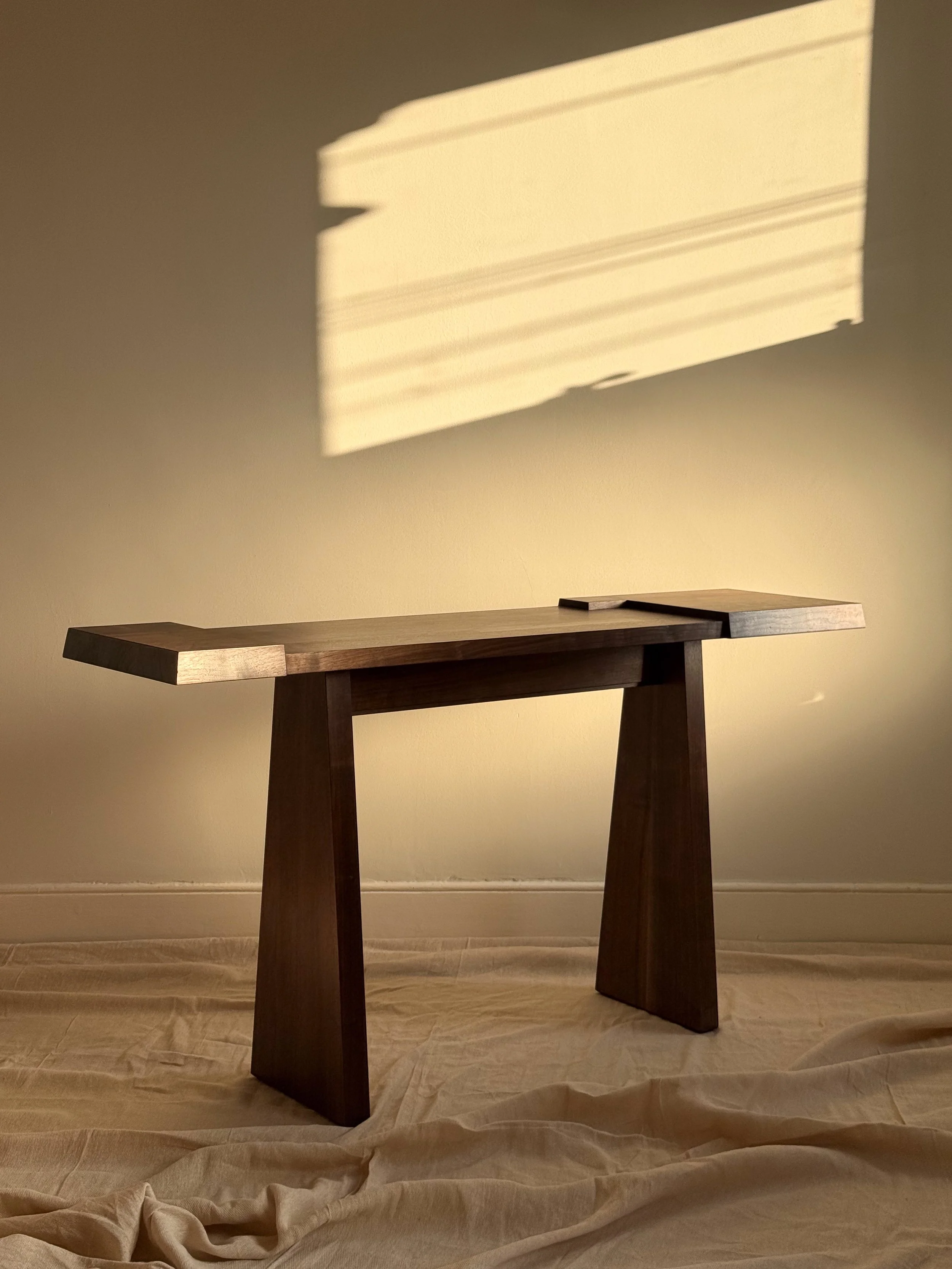 Oxidized walnut, oil / Noyer oxydé, huile.

2026

