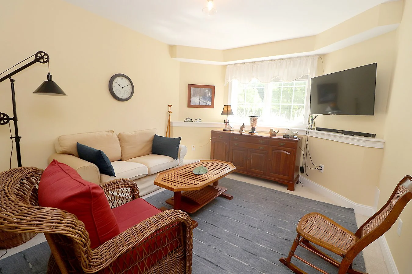 familyroom1.jpg