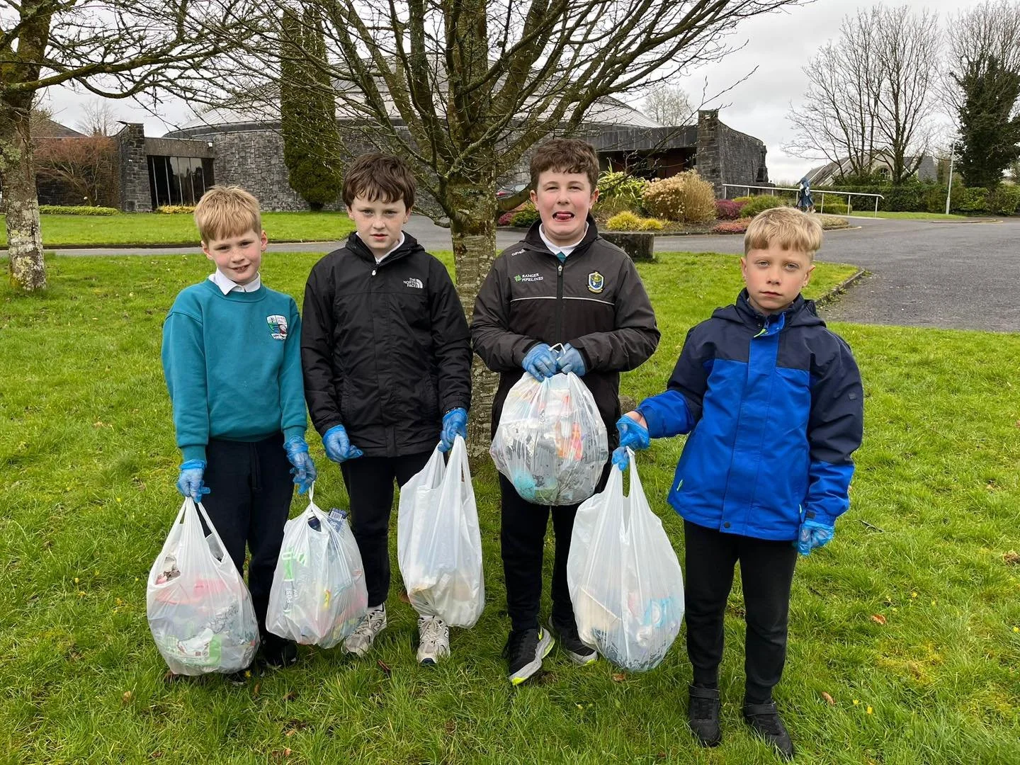 🌍💛 A big well done to our little helpers! 💛🌍

Some of the children volunteered to help tidy up around the resource centre and church ground yesterday and we couldn&rsquo;t be prouder 👏

As we use these facilities for our afterschool service, it&