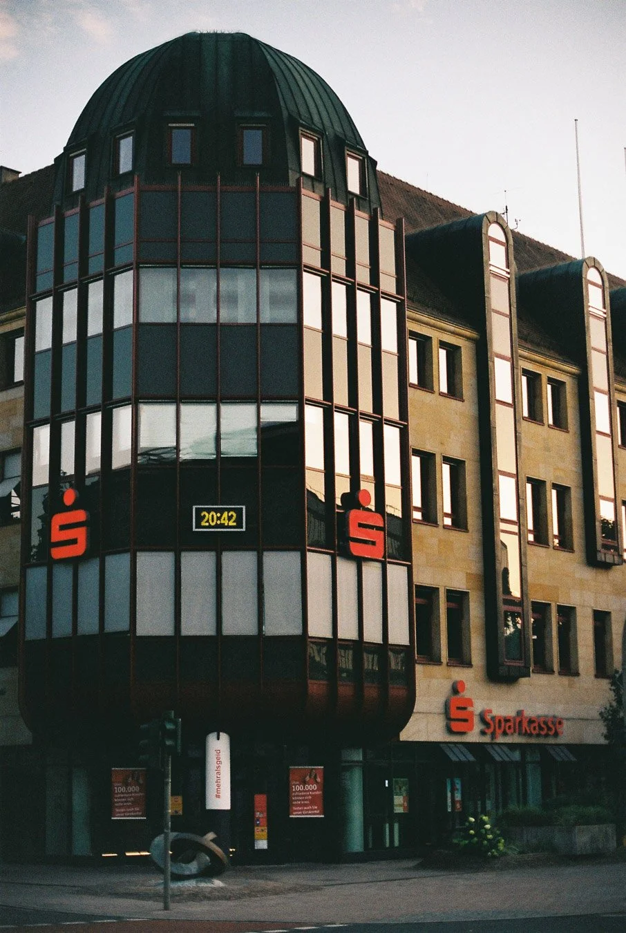 ▴ Erlangen Sparkasse (Fuji 200)